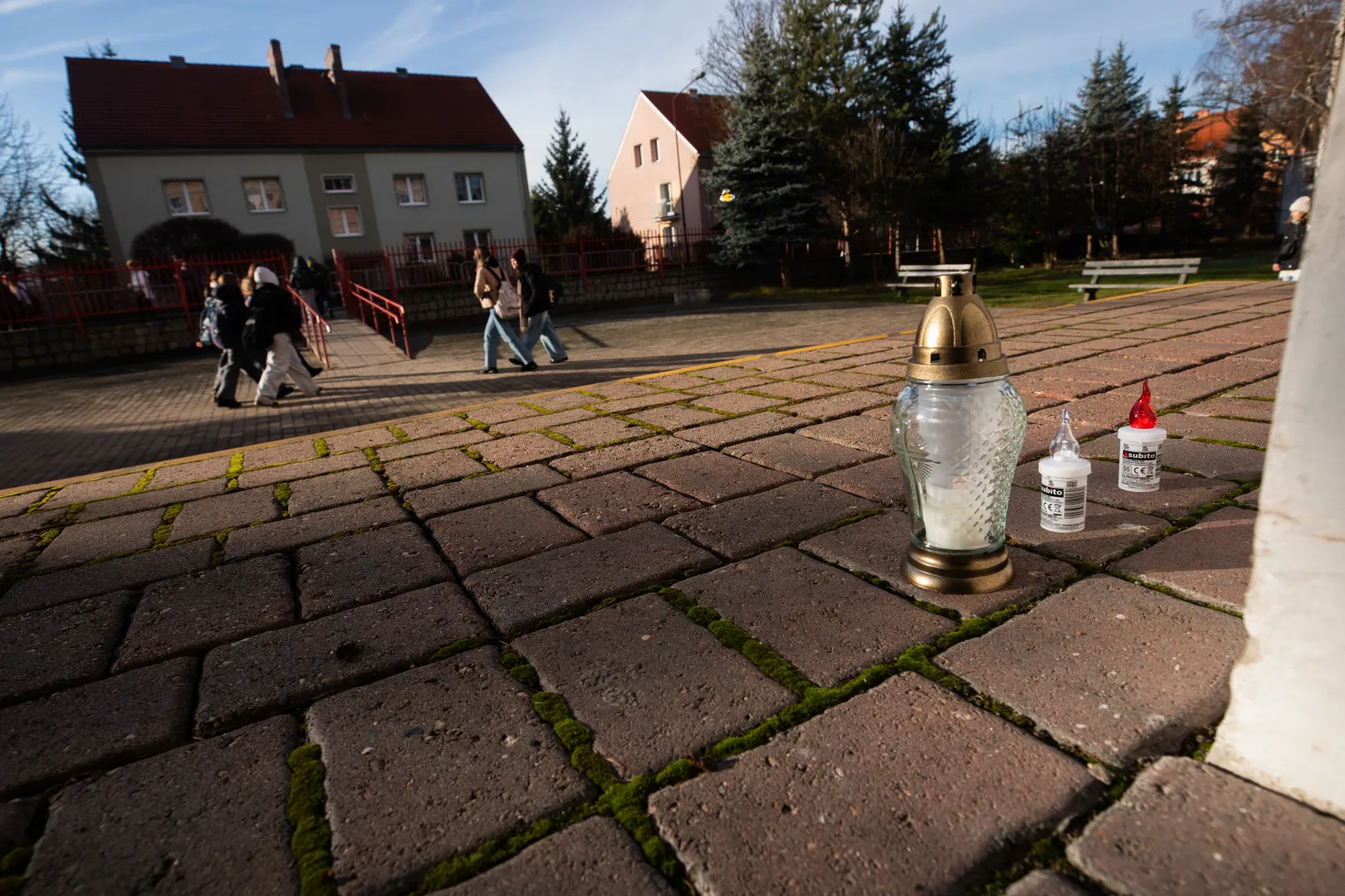 Znicze przed szkołą podstawową nr 10 w Jeleniej Górze, fot. PAP/Krzysztof Ćwik