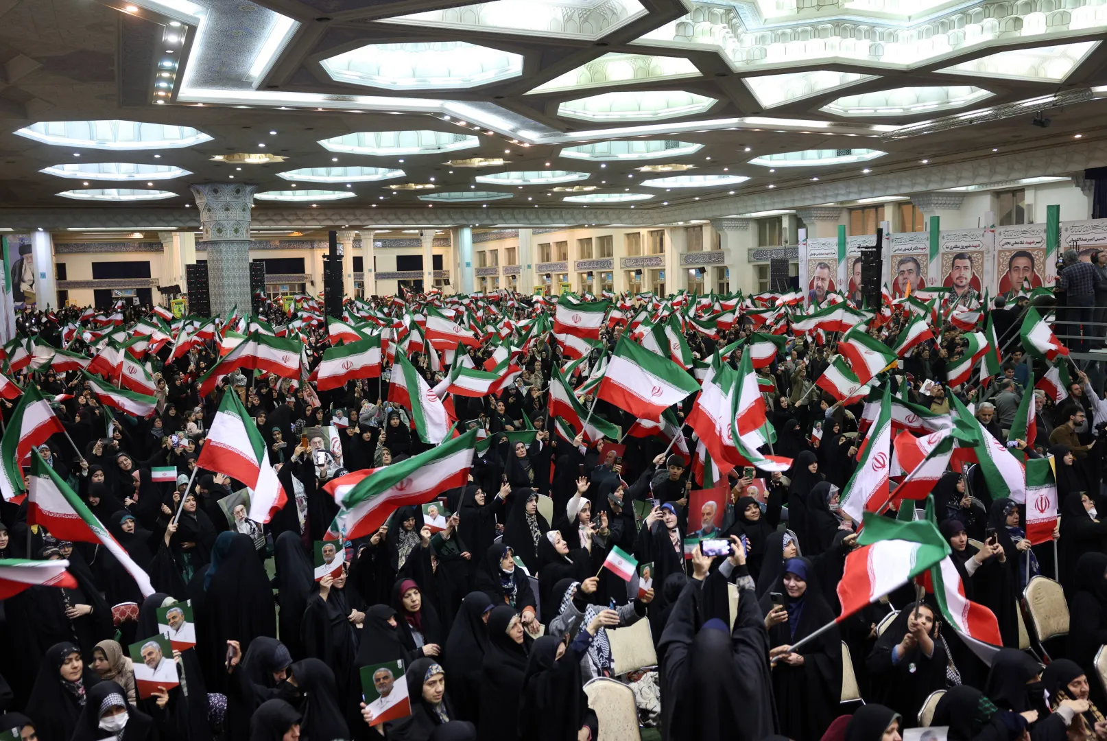 Flagi irańskie, zdjęcie ilustracyjne, fot. PAP/EPA/ABEDIN TAHERKENAREH