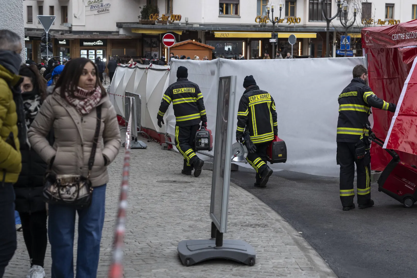 Pożar w barze w Crans-Montanie. Fot. PAP/EPA/ALESSANDRO DELLA VALLE