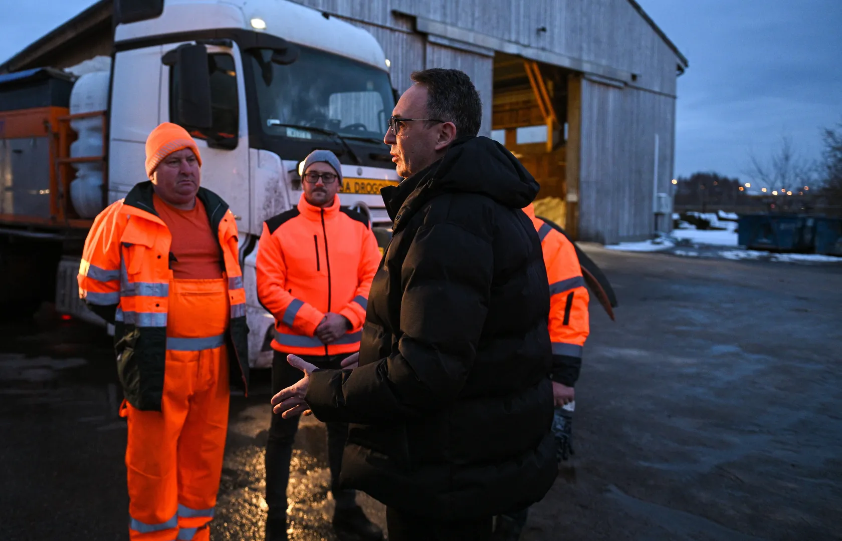 Minister infrastruktury Dariusz Klimczak podczas briefingu prasowego na Obwodzie Autostradowym Pruszków Fot. PAP/Marcin Obara