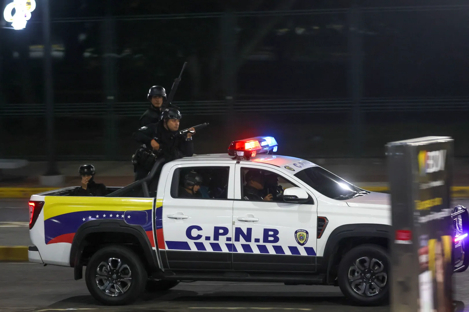 Wenezuelskie siły patrolują ulice Caracas w Wenezueli. Fot. PAP/EPA/MIGUEL GUTIERREZ