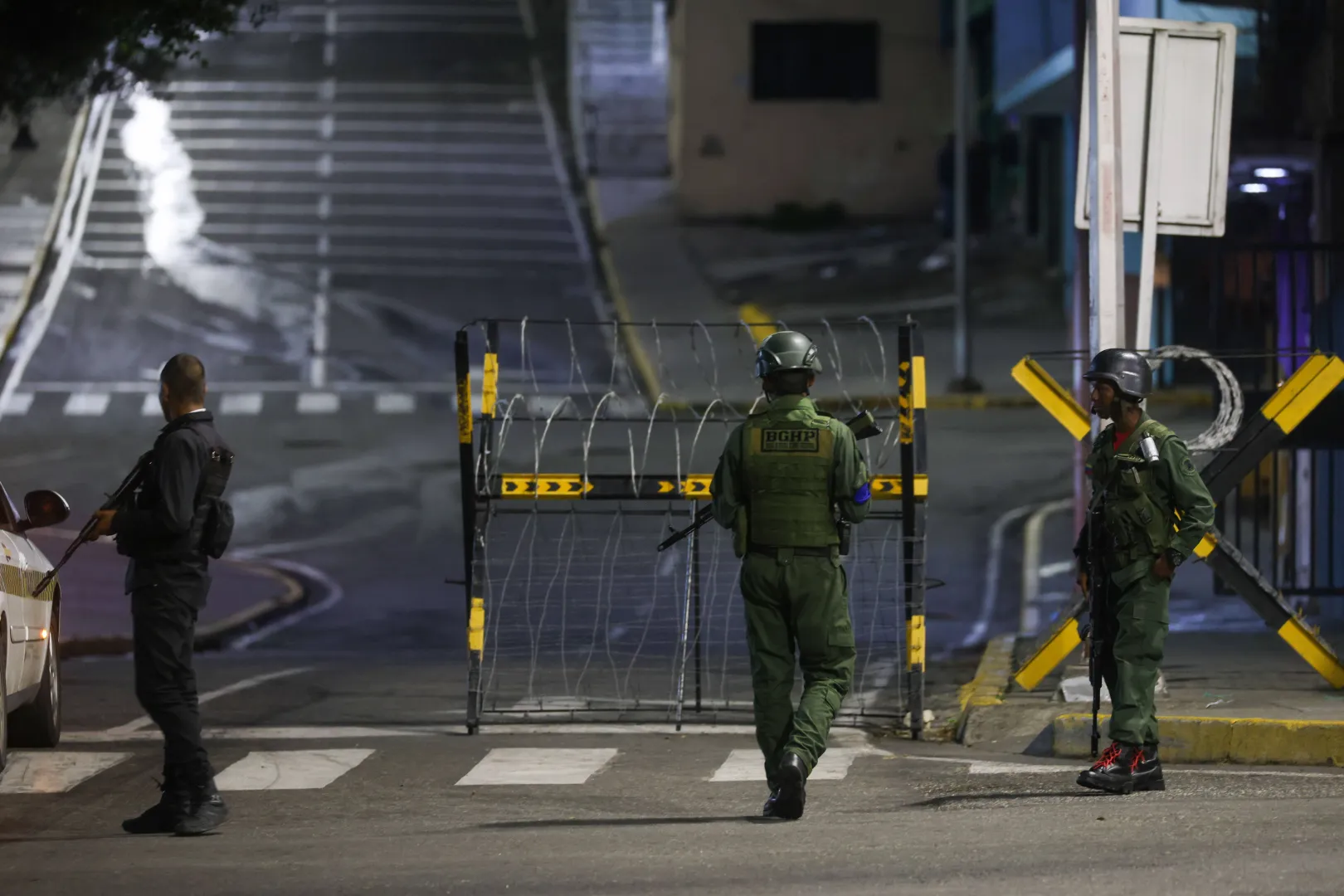 Wenezuelskie wojska niedaleko pałacu prezydenckiego Miraflores. Fot. PAP/EPA/MIGUEL GUTIERREZ