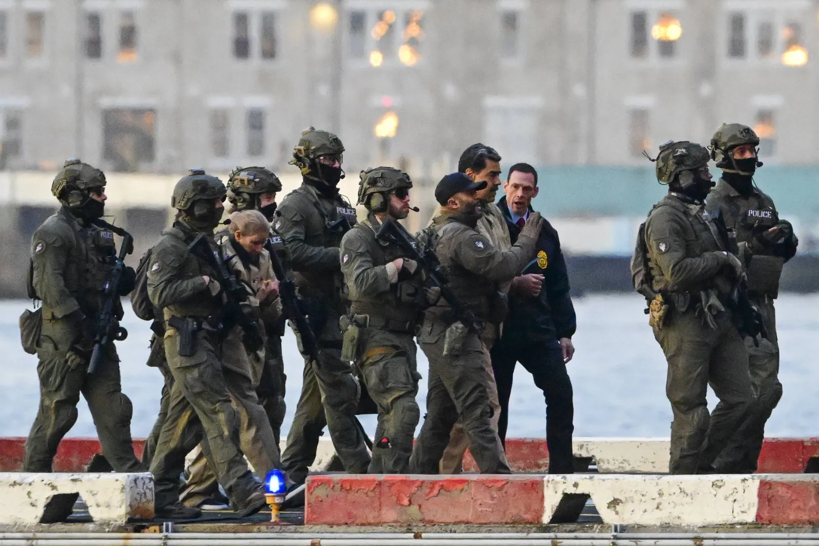 Maduro w kordonie żołnierzy USA. Fot. PAP/EPA/Stringer