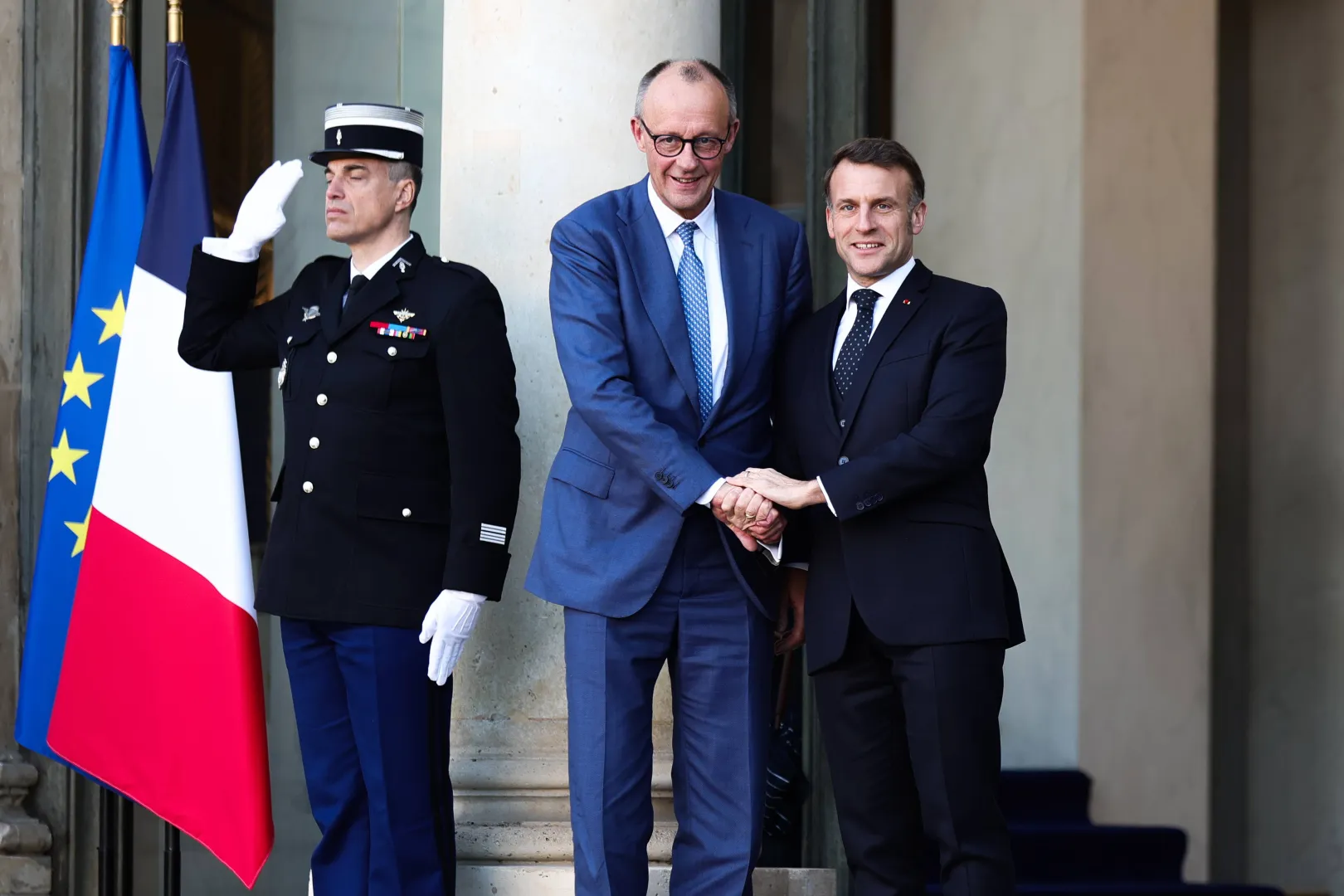Kanclerz Niemiec Friedrich Merz i prezydent Francji Emmanuel Macron. Fot. PAP/EPA/TERESA SUAREZ