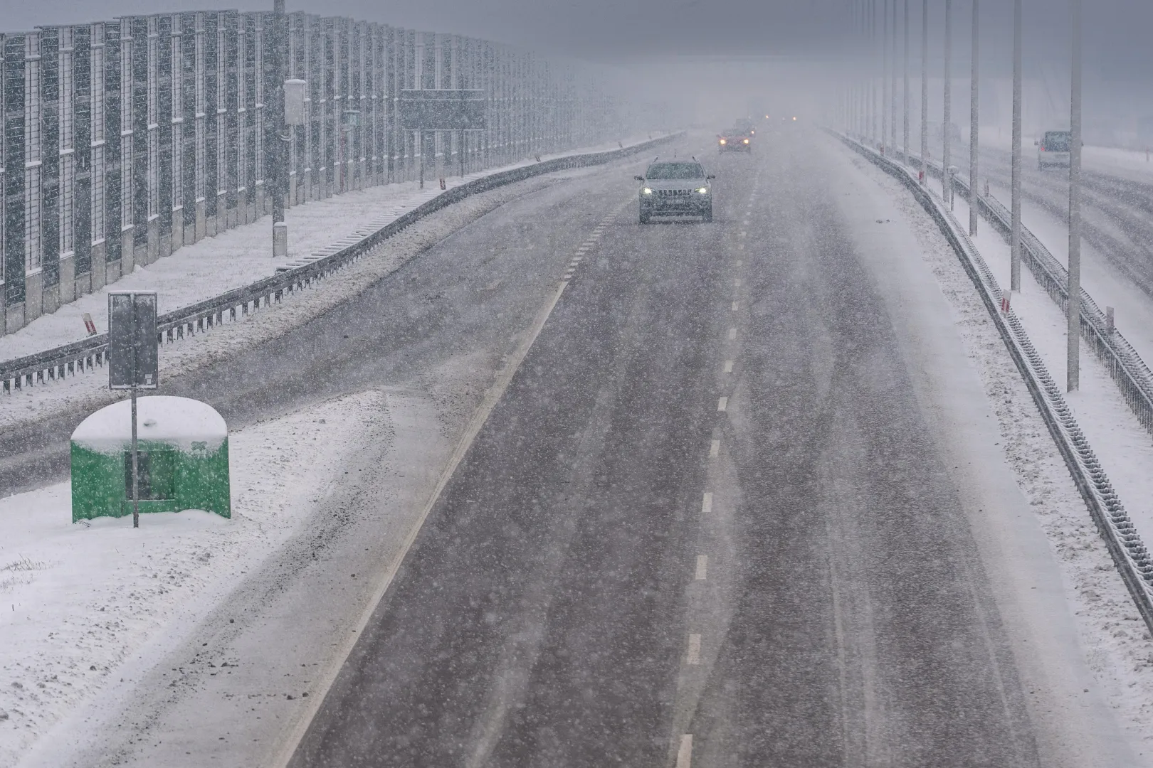 Opady śniegu na drodze ekspresowej S17 Lublin-Piaski. Zdj. ilustracyjne. Fot. PAP/Wojtek Jargiło