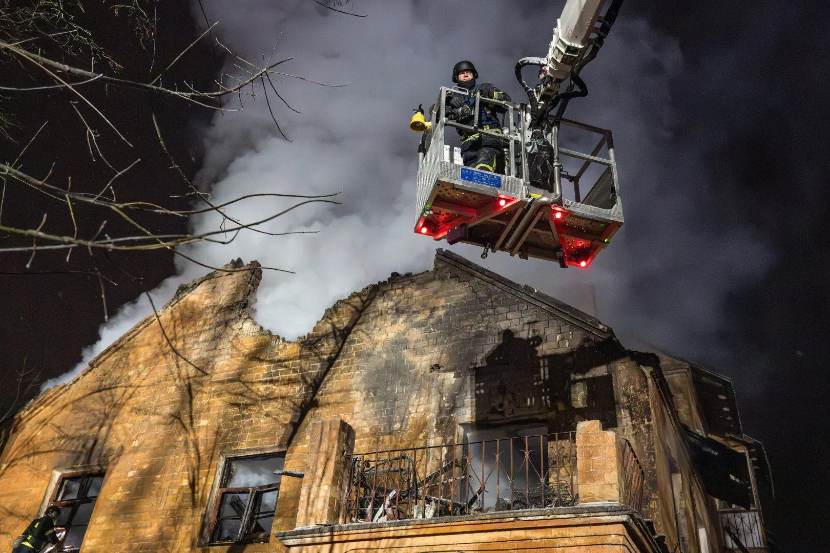 Zniszczenia w miejscu rosyjskiego ataku na Kijów. Fot. PAP/Vladyslav Musiienko