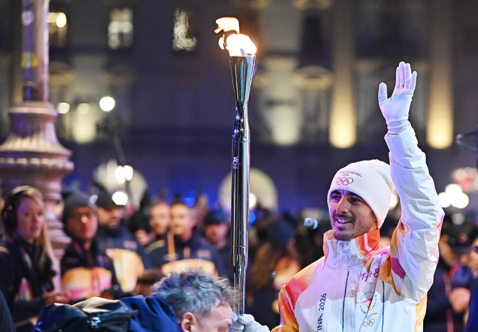 Znicz olimpijski w drodze do Mediolanu Fot. PAP/EPA/Alessandro Di Marco