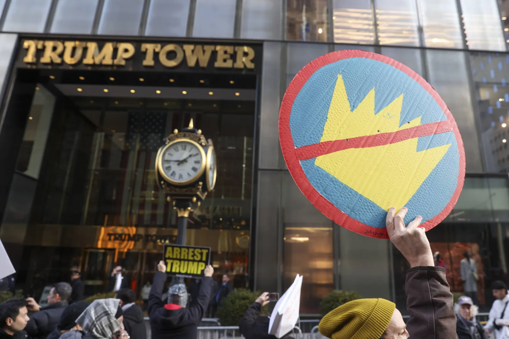 Protest przed Trump Tower w Nowym Jorku. Fot. EPA/SARAH YENESEL