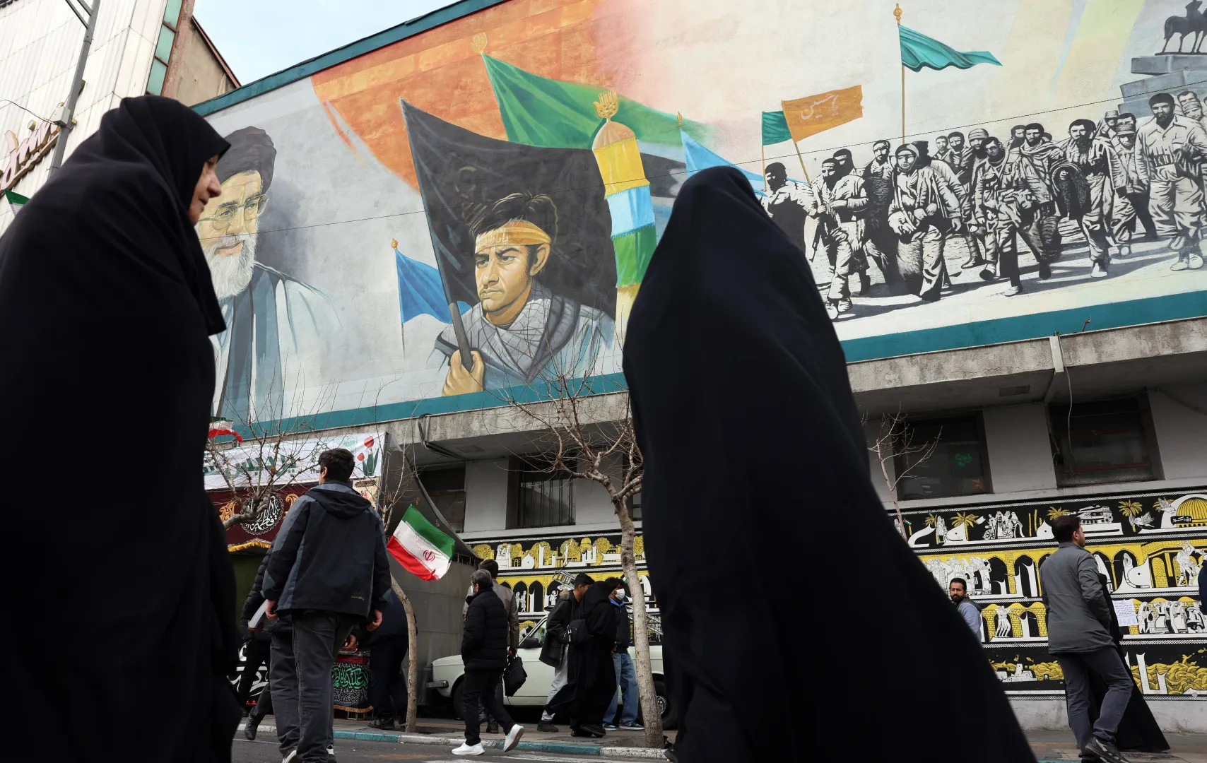 Irańczycy w Teheranie pod bilboardem Aliego Chameneia, zdjęcie ilustracyjne, fot. PAP/EPA/ABEDIN TAHERKENAREH