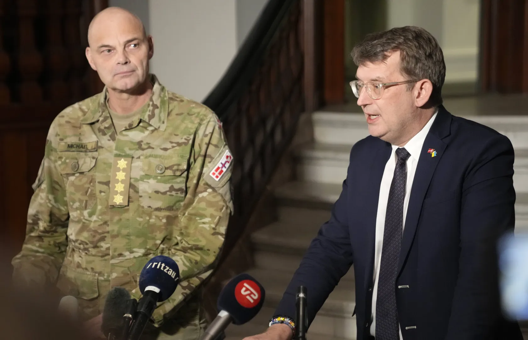 Duński minister obrony Troels Lund Poulsen (z prawej) i szef obrony Michael Wiggers Hyldgaard (z lewej). Fot. PAP/EPA/SEBASTIAN ELIAS UTH DENMARK OUT