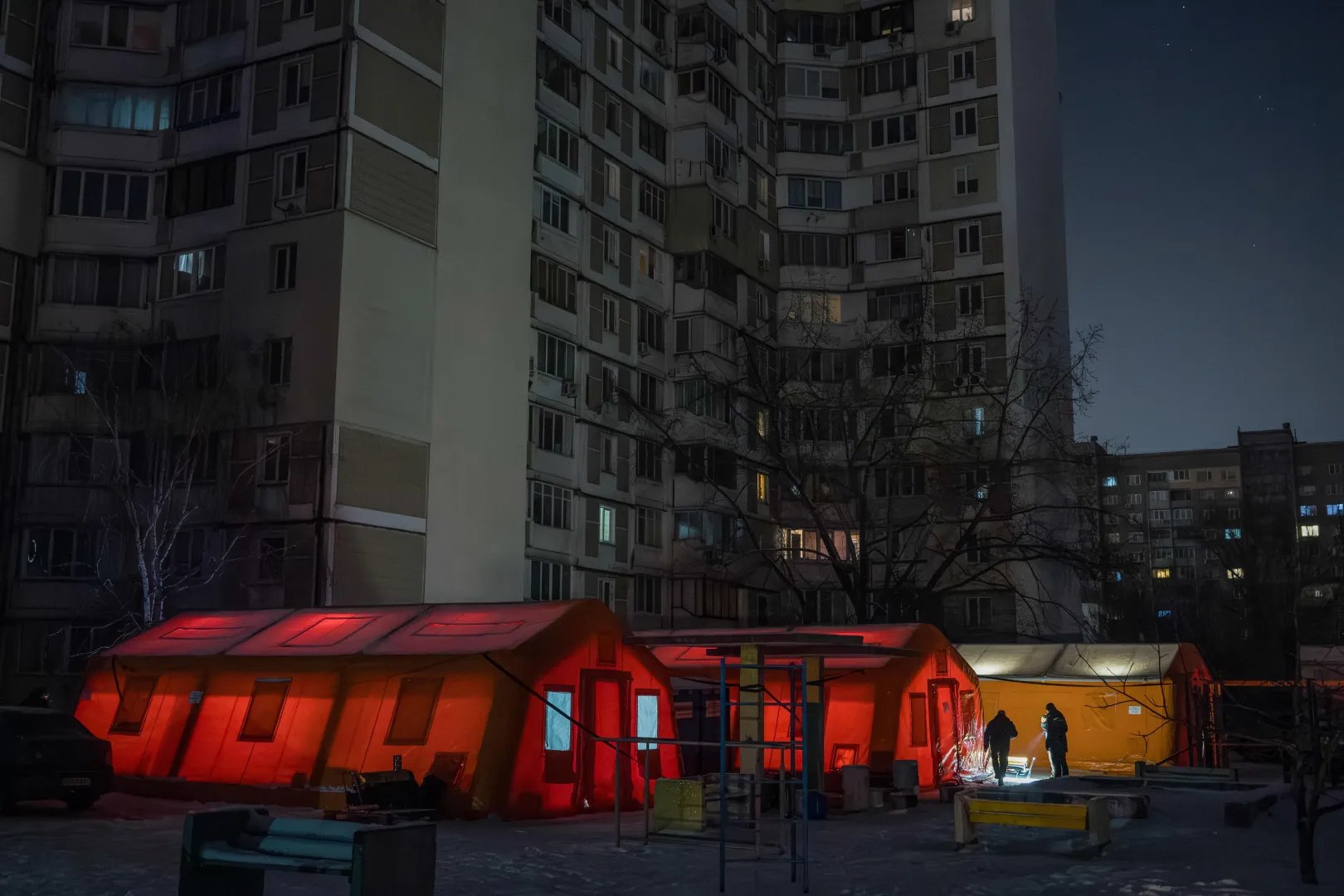  Namioty rozstawione przez Państwową Służbę ds. Sytuacji Nadzwyczajnych Ukrainy (DSNS) na jednym z osiedli mieszkaniowych w Kijowie. Fot. PAP/Vladyslav Musiienko