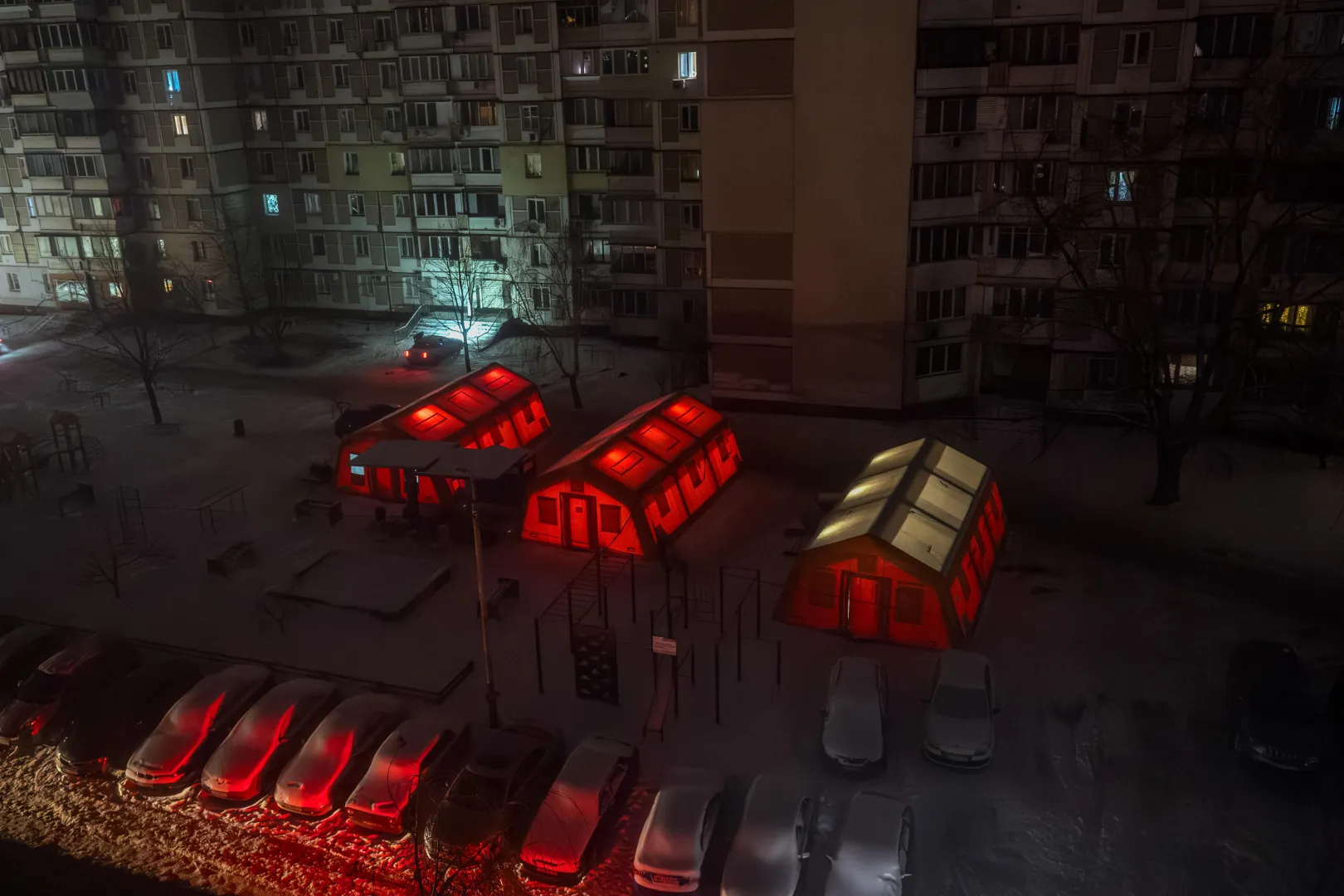 Namioty rozstawione przez Państwową Służbę ds. Sytuacji Nadzwyczajnych Ukrainy (DSNS) na jednym z osiedli mieszkaniowych w Kijowie. Fot. PAP/Vladyslav Musiienko