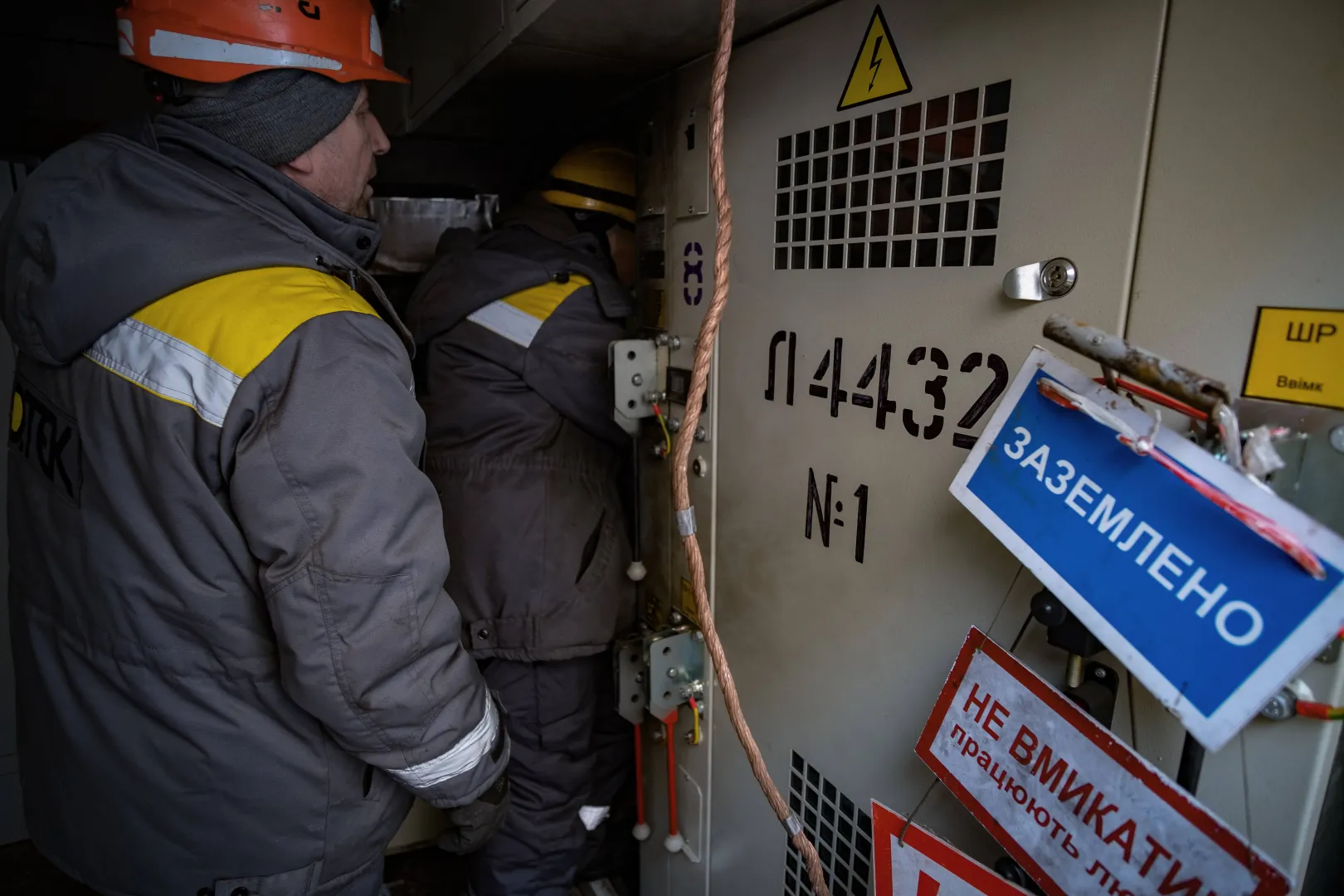 Співробітники ДТЕК займаються відновлювально-ремонтними роботами в Києві. Фотоілюстрація. Fot. PAP/EPA/MARIA SENOVILLA