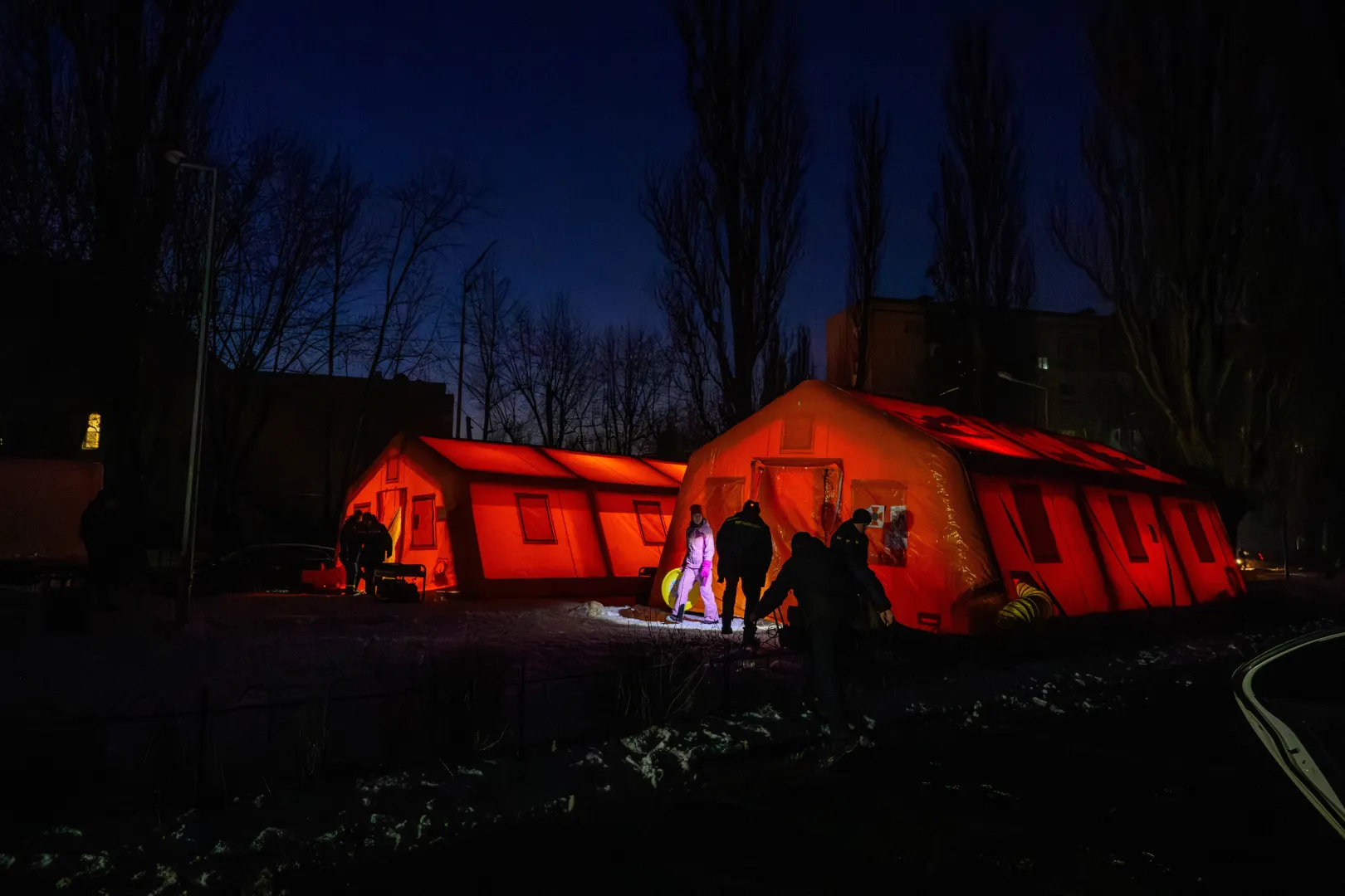 Намети в київських дворах, що були розбиті для обігріву людей та створення можливості підзарядки телефонів. Fot. PAP/Vladyslav Musiienko