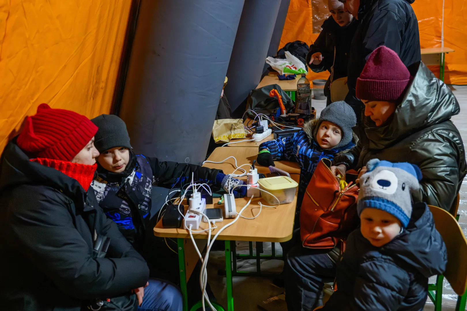 Mieszkańcy Kijowa gromadzą się w ogrzewanym namiocie. Fot. PAP/	Vladyslav Musiienko