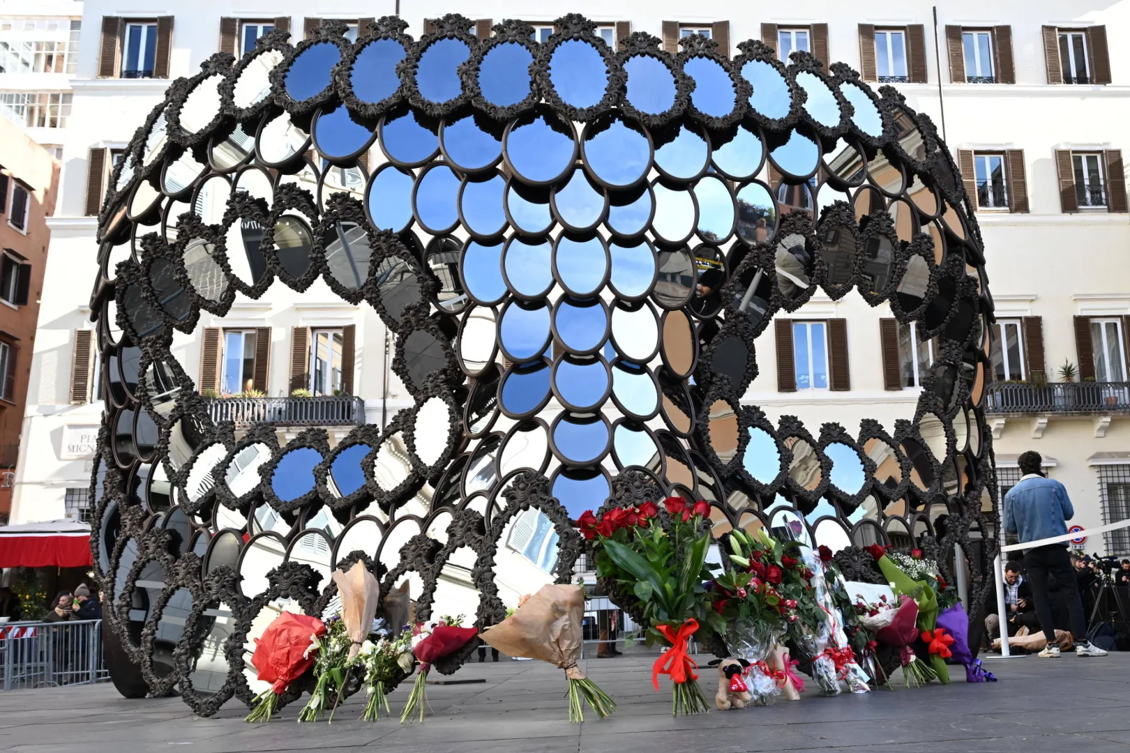 Hołd kwiatowy w kaplicy grobowej projektanta Valentino Garavaniego w Rzymie. Fot. PAP/EPA/MAURIZIO BRAMBATTI