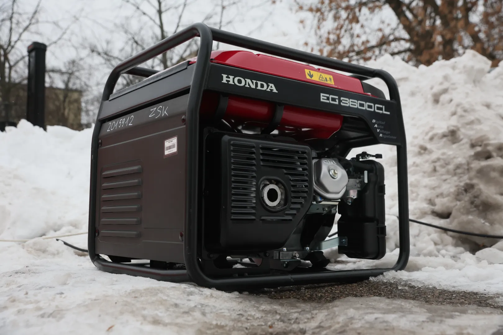 Генераторна установка, представлена під час пресконференції "Тепло для України - Варшава передає генератори для Києва". Fot. PAP/Leszek Szymański