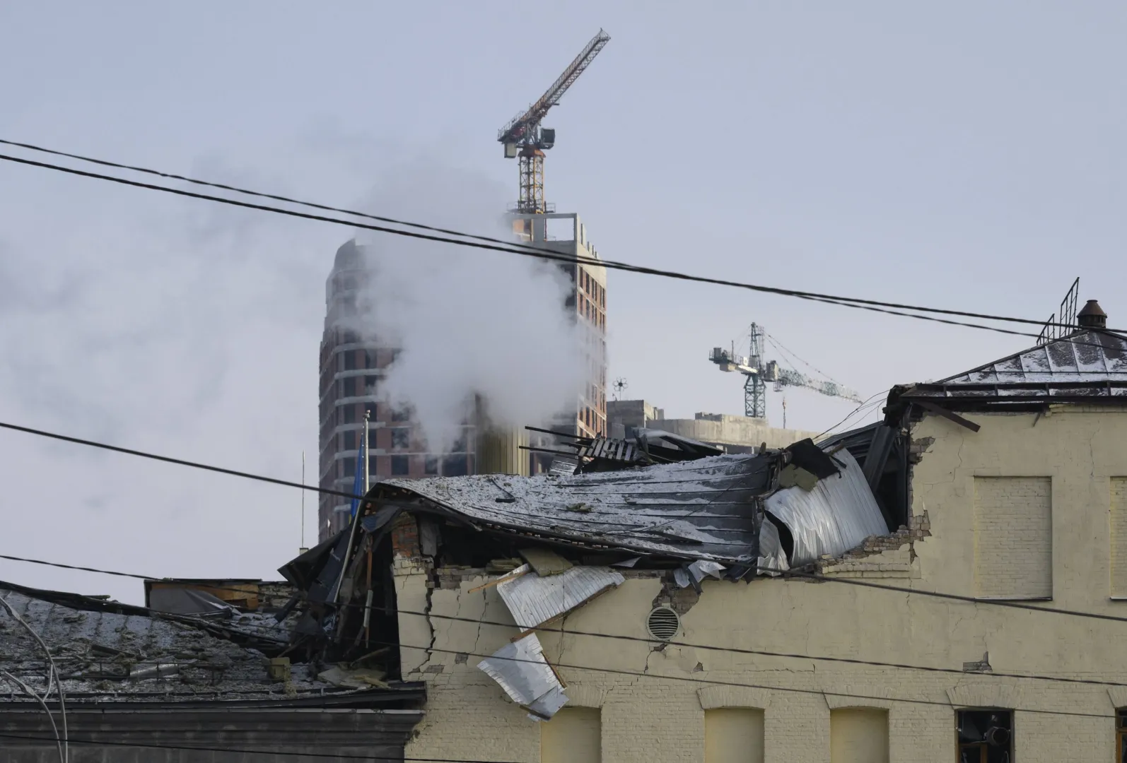Zniszczenia po rosyjskim ostrzale w Kijowie, fot. PAP/EPA/MAXYM MARUSENKO