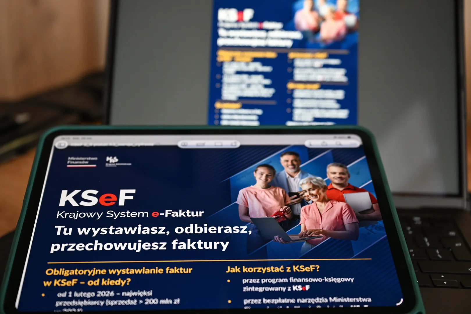 Widoczny na tablecie, wystosowany przez Ministerstwo Finansów list do przedsiębiorców. Fot. PAP/Darek Delmanowicz