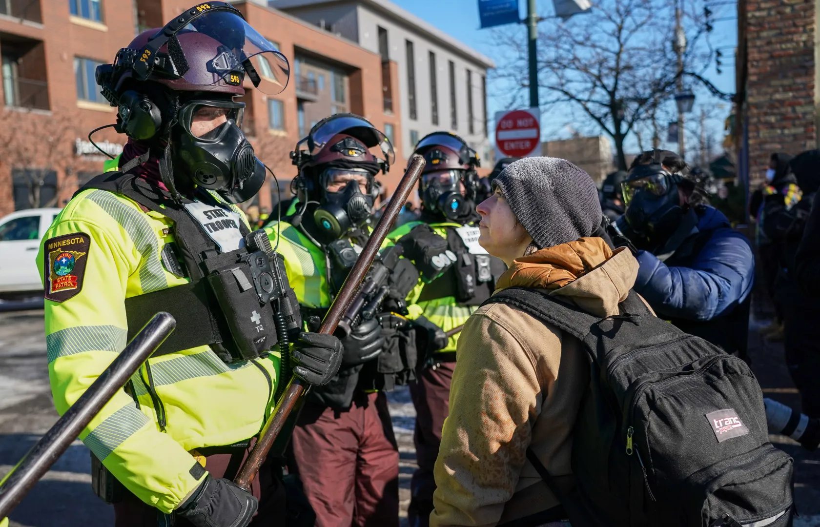 Protestujący konfrontuje się z funkcjonariuszami federalnymi po śmiertelnej strzelaninie w Minneapolis w stanie Minnesota, USA. Fot. PAP/EPA/CRAIG LASSIG