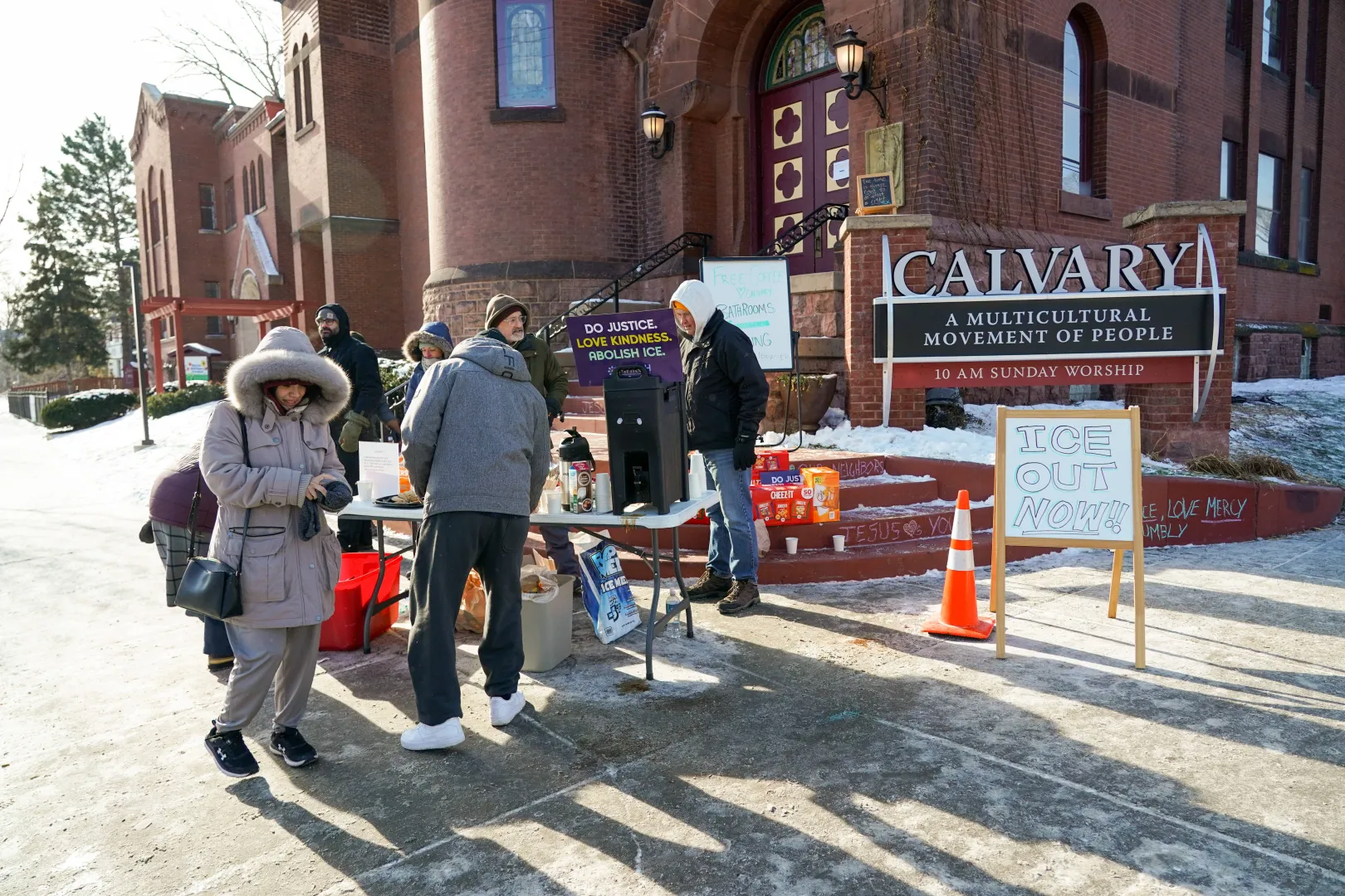 Kościół w Minneapolis zapewnia ciepłe napoje i żywność dla migrantów. Fot. PAP/ EPA/CRAIG LASSIG