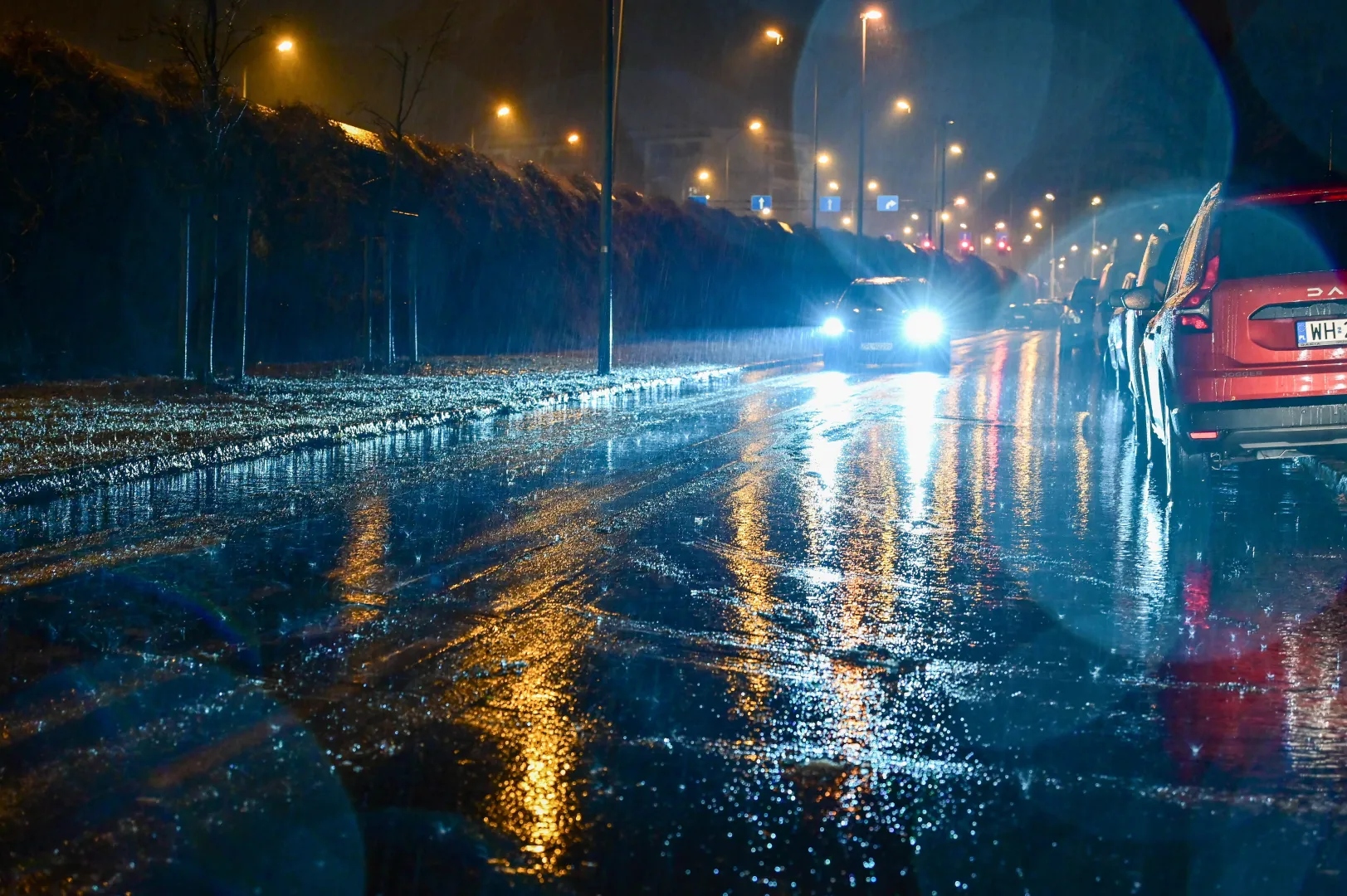 Trudne warunki drogowe spowodowane marznącym deszczem i gołoledzią, fot. PAP/Marcin Bielecki