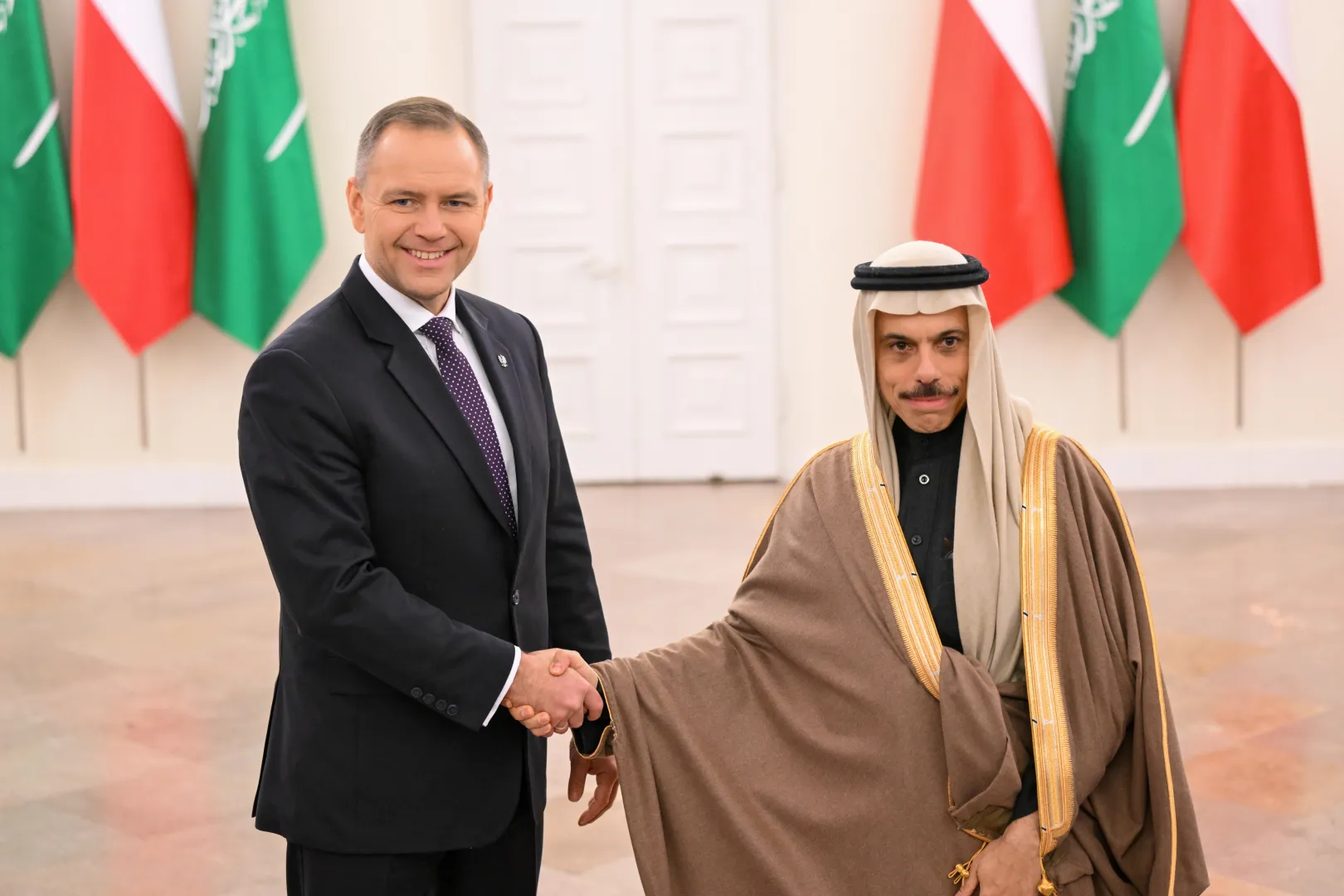 Prezydent Karol Nawrocki i minister spraw zagranicznych Królestwa Arabii Saudyjskiej, książę Faisal bin Farhan Al Saud. Fot. PAP/Radek Pietruszka