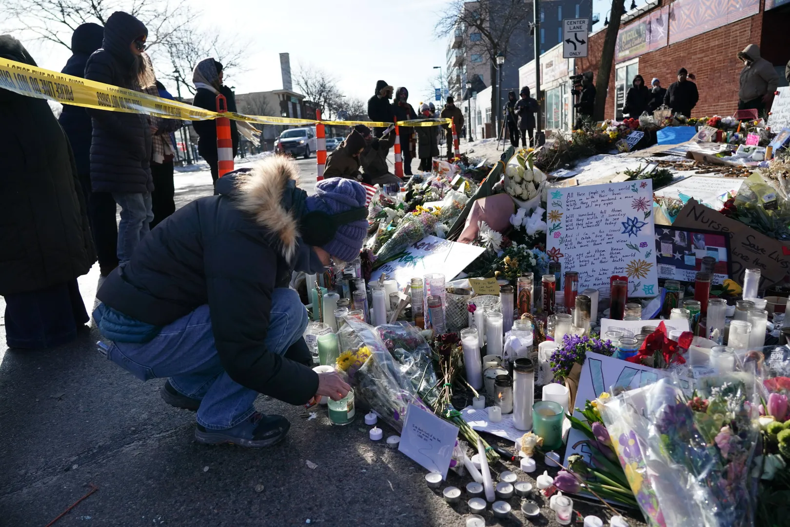 Kwiaty i znicze w miejscu zastrzelenia Alexa Prettiego, fot. PAP/EPA/CRAIG LASSIG