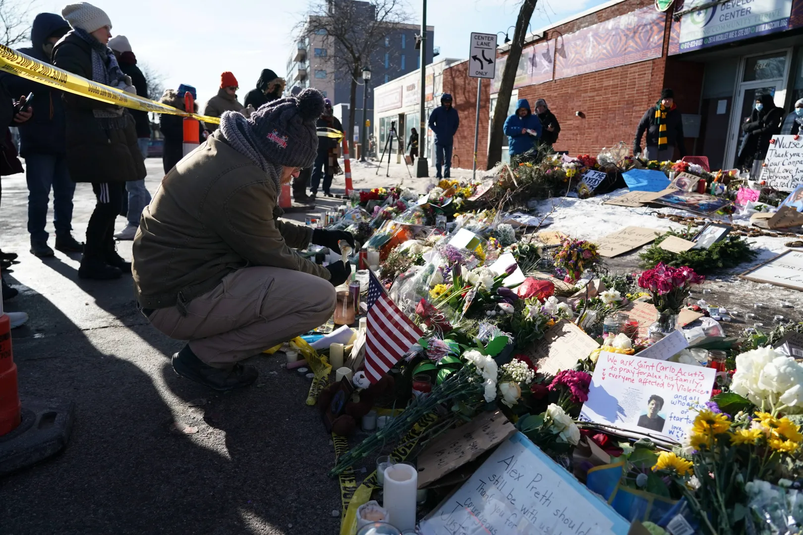 Kwiaty i znicze w miejscu zabójstwa mężczyzny, fot. PAP/EPA/CRAIG LASSIG