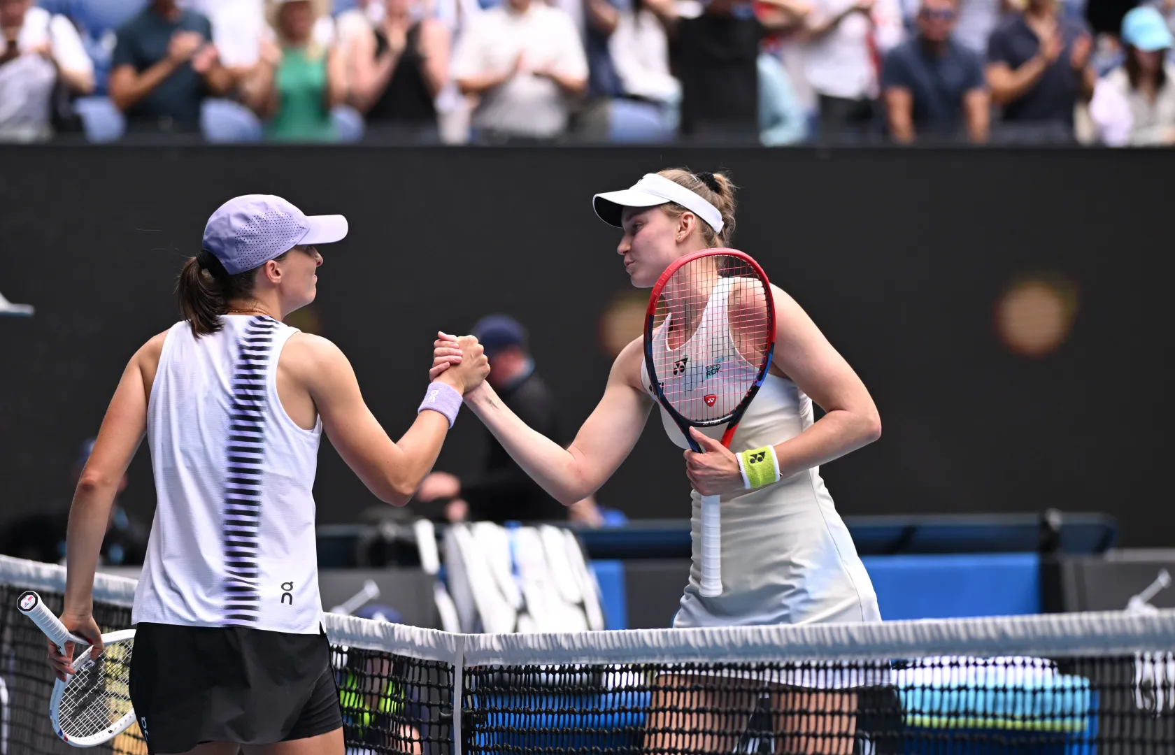 Iga Światek i Elena Rybakina. Fot. PAP/EPA/JAMES ROSS