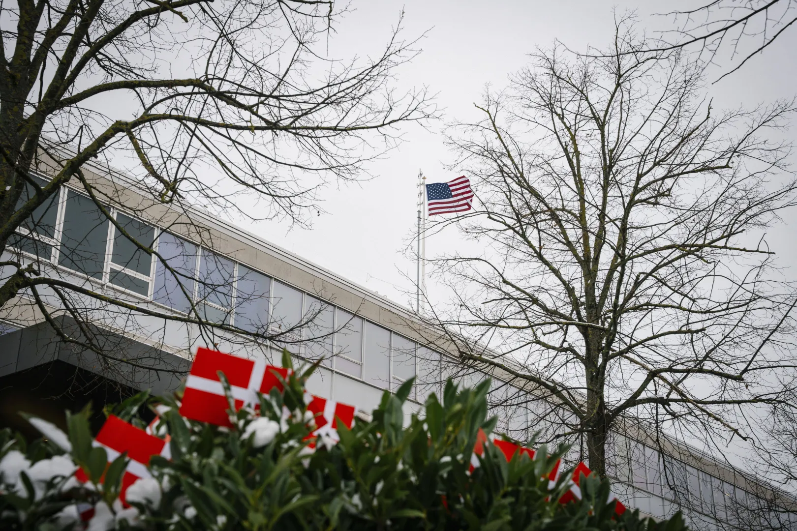 Duńskie flagi przed ambasadą w Kopenhadze, fot. fot. PAP/EPARITZAU SCANPIX/EMIL NICOLAI HELMS