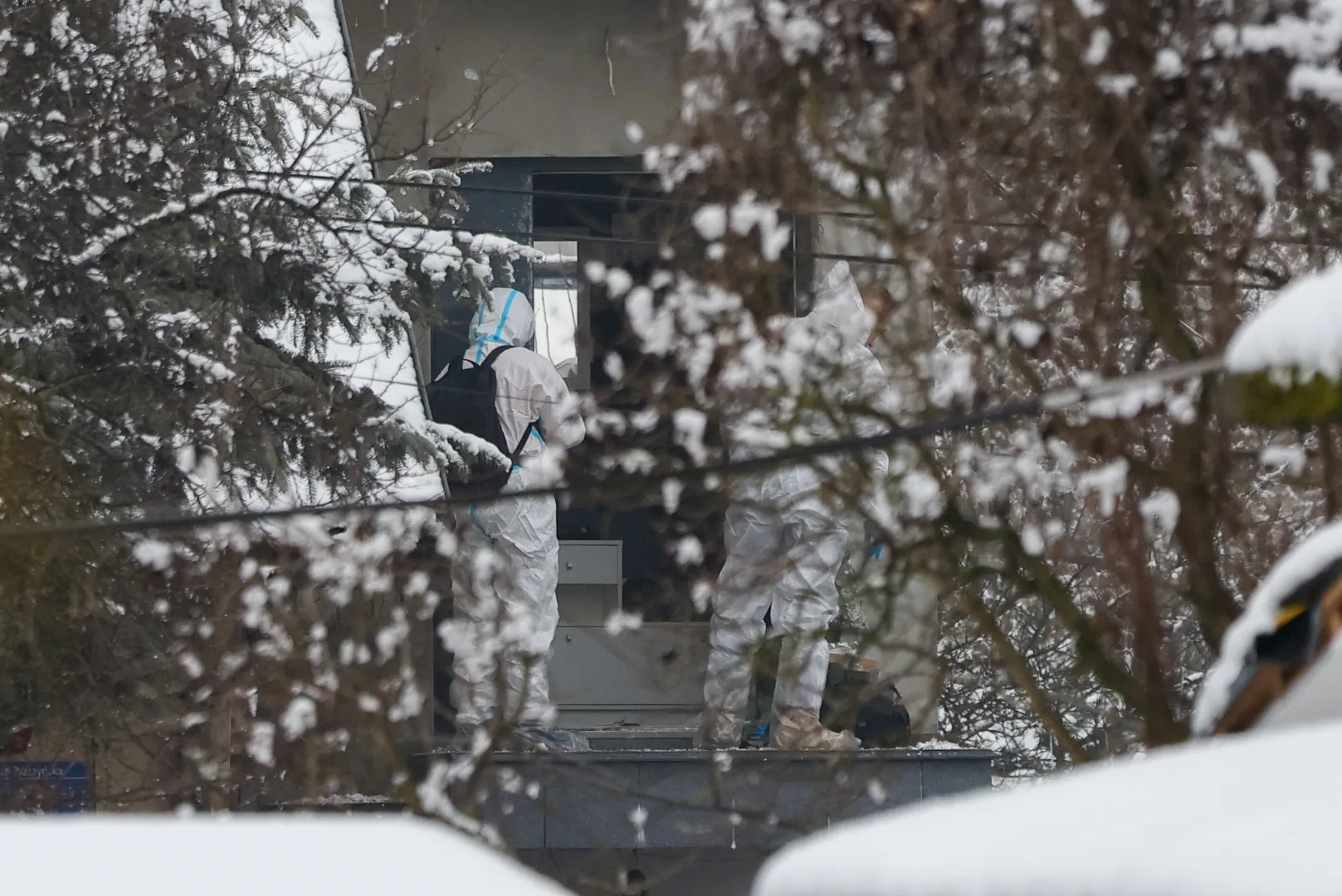 Służby przed domem na warszawskim Targówku, w którym odnaleziono zwłoki dwóch osób, fot. PAP/Paweł Supernak
