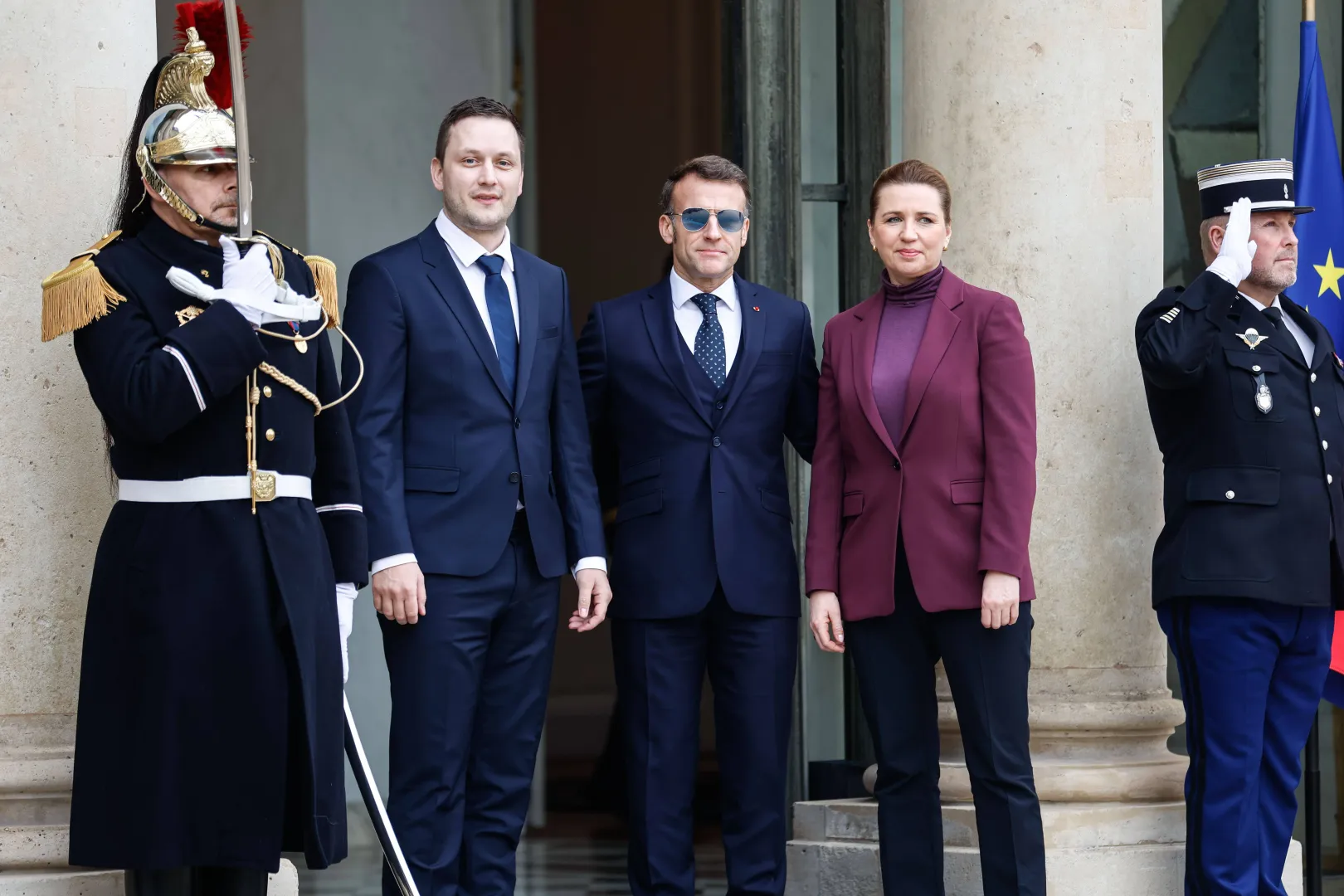 Президент Франции Эмманюэль Макрон приветствует премьер‑министра Дании Метте Фредериксен и премьер‑министра Гренландии Йенса‑Фредерика Нильсена перед встречей в Елисейском дворце в Париже. Франция. 28.01.2026. Fot. PAP/EPA/Mohammed Badra