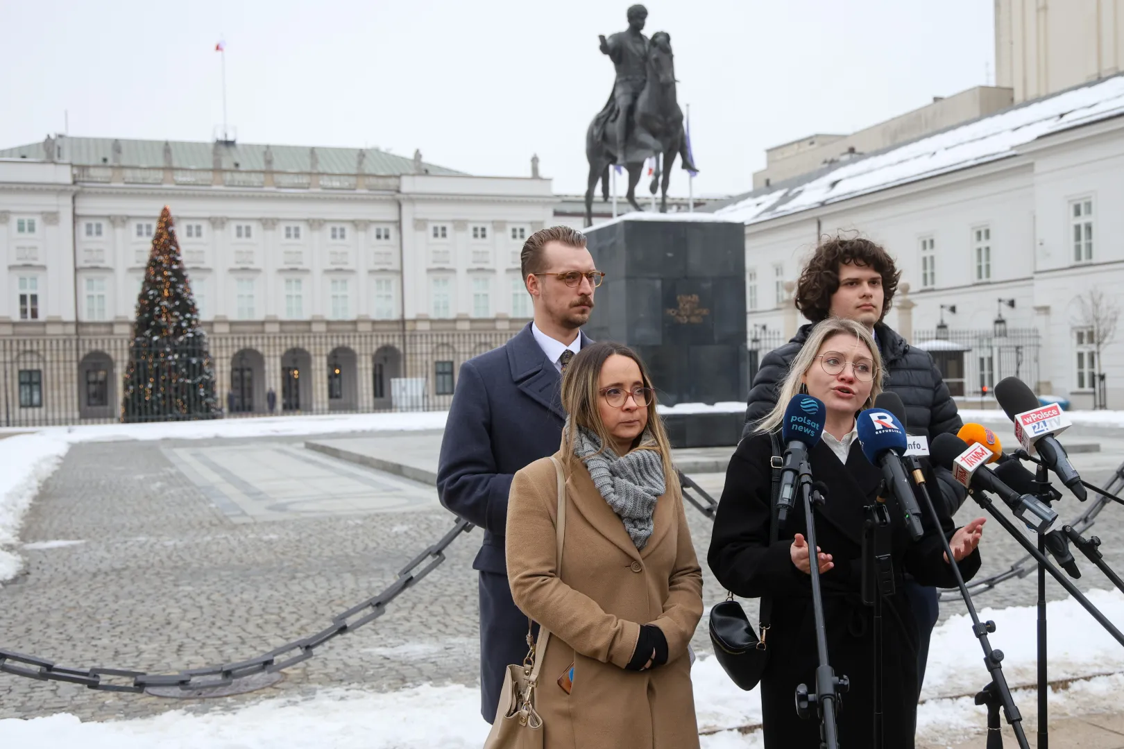 Przewodnicząca Koła Poselskiego Razem Marcelina Zawisza (2L), współprzewodnicząca partii Razem Aleksandra Owca (2P), rzecznik prasowy partii Razem Mateusz Merta (P) oraz członek Zarzadu Krajowego Partii Razem, rzecznik prasowy okręgu Razem Mazowsze Chrystian Talik (L) przed Pałacem Prezydenckim w Warszawie. Fot. PAP/Rafał Guz