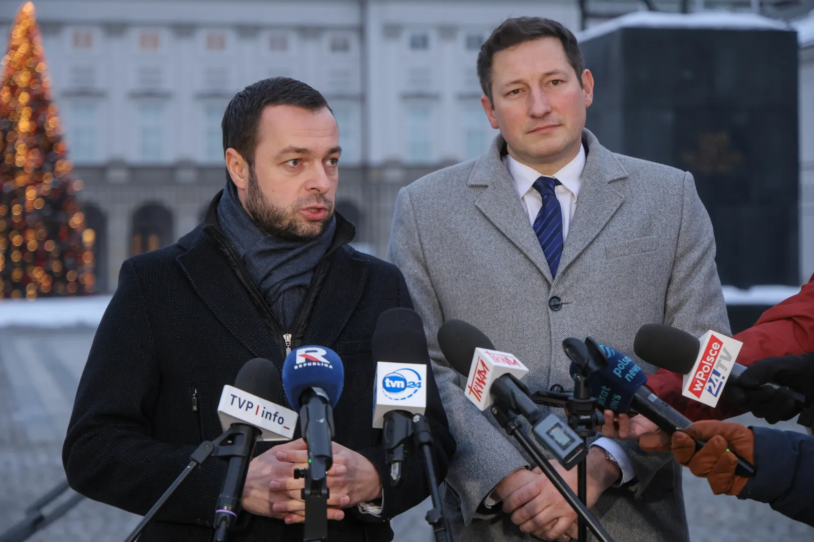 Wiceprzewodniczący KP Polska 2050 Bartosz Romowicz (L) oraz sekretarz klubu Kamil Wnuk (P) podczas konferencji prasowej przed Pałacem Prezydenckim po spotkaniu z prezydentem Karolem Nawrockim. Fot. PAP/Rafał Guz