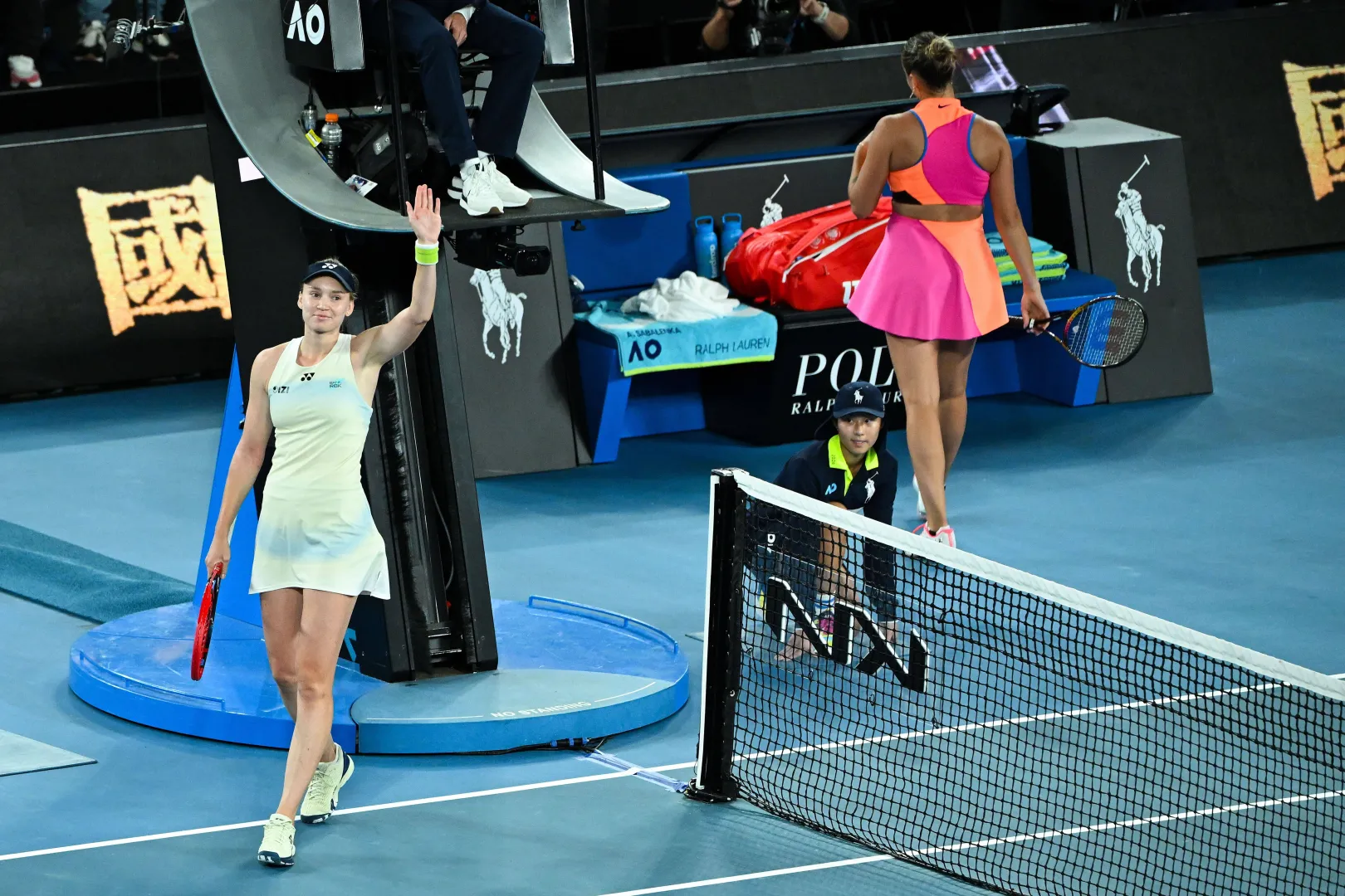 Jelena Rybakina celebruje zwycięstwo w finale, fot. PAP/EPA/AAP/JAMES ROSS