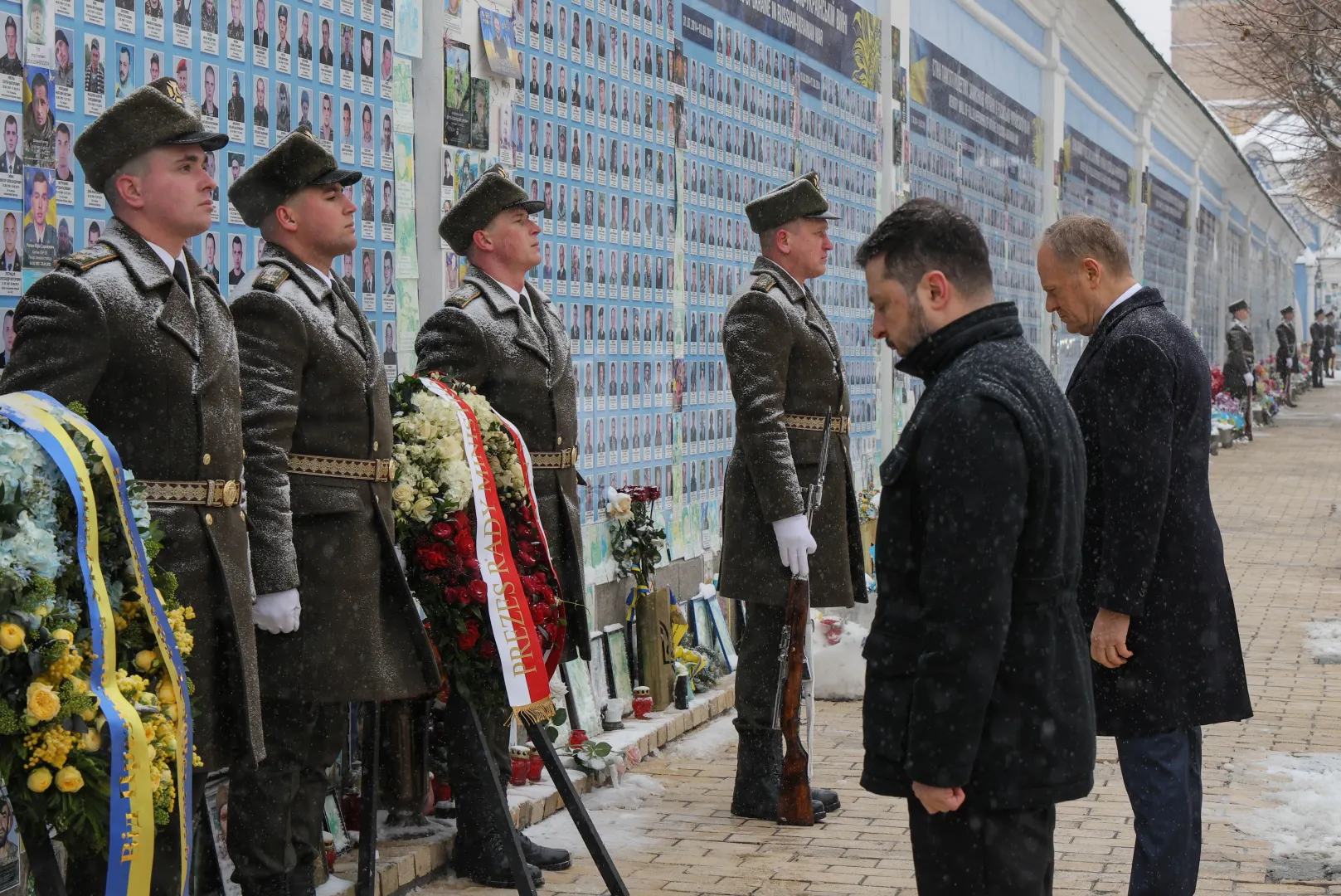 Premier RP Donald Tusk oraz prezydent Ukrainy Wołodymyr Zełenski (2P) podczas złożenia kwiatów przed Ścianą Pamięci Poległych za Ukrainę w Kijowie Fot. PAP/Paweł Supernak
