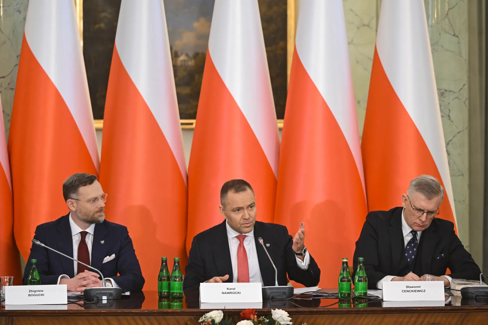 Prezydent RP Karol Nawrocki (C), szef KPRP Zbigniew Bogucki (L) i szef BBN Sławomir Cenckiewicz (P) podczas posiedzenia Rady Bezpieczeństwa Narodowego w Pałacu Prezydenckim. Fot. PAP/Radek Pietruszka