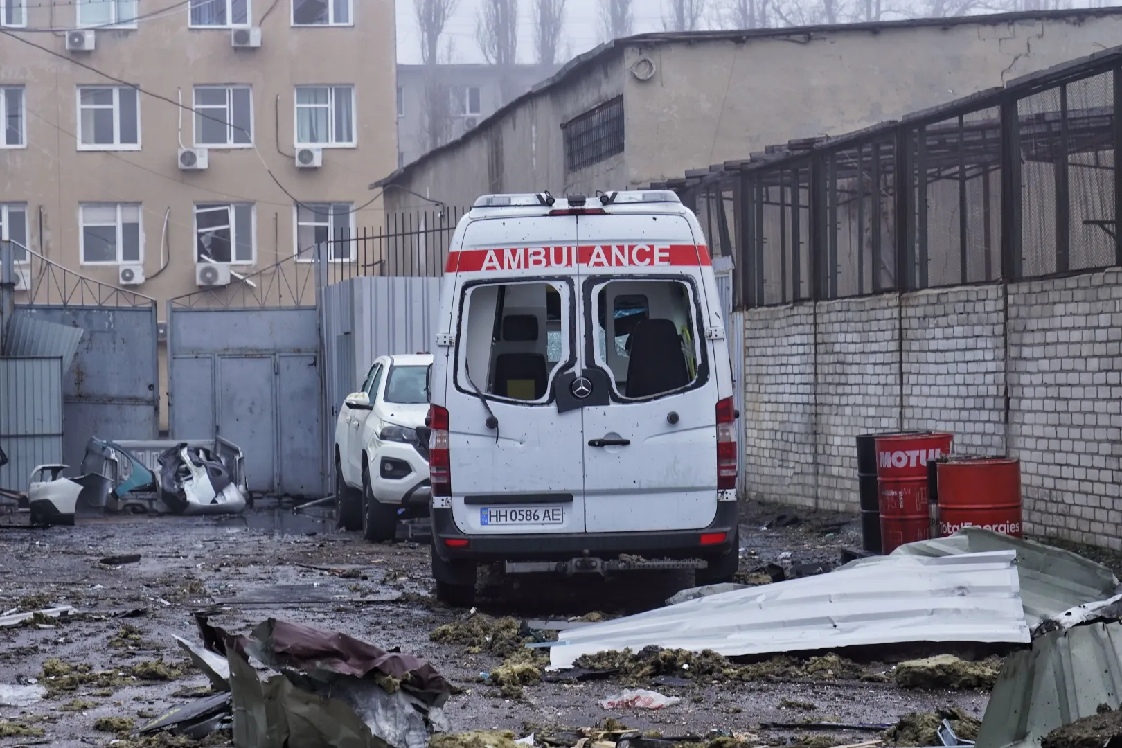 Salon sprzedaży samochodów zniszczony w wyniku rosyjskiego ataku w Odessie Fot. PAP/Alena Solomonova