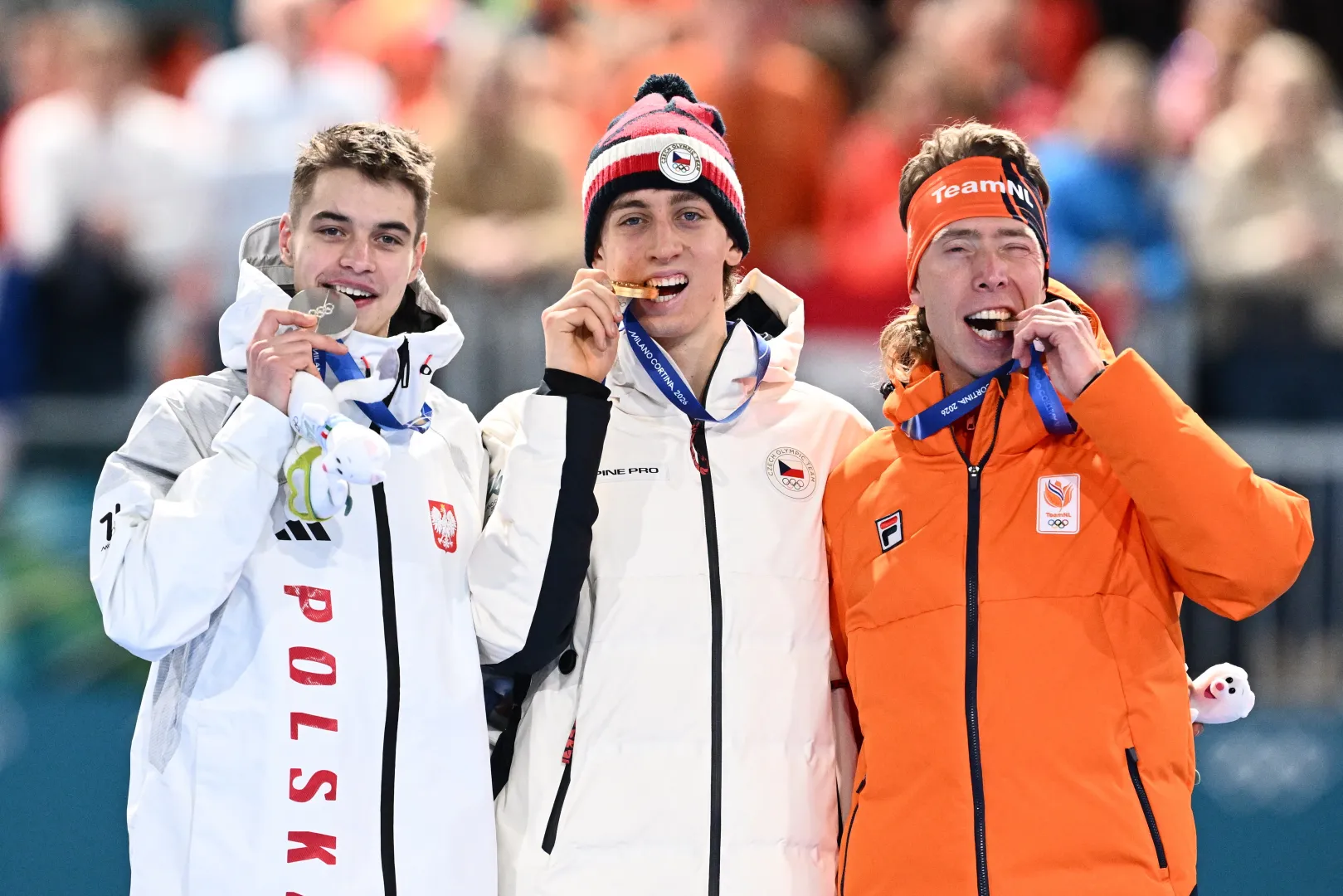 Od lewej: Reprezentant Polski Władimir Semirunnij (srebro), Czech Metodej Jilek (złoto) i Holender Jorrit Bergsma (brąz), podczas dekoracji zwycięzców biegu na 10 000 m łyżwiarzy szybkich. Fot. PAP/Paweł Skraba