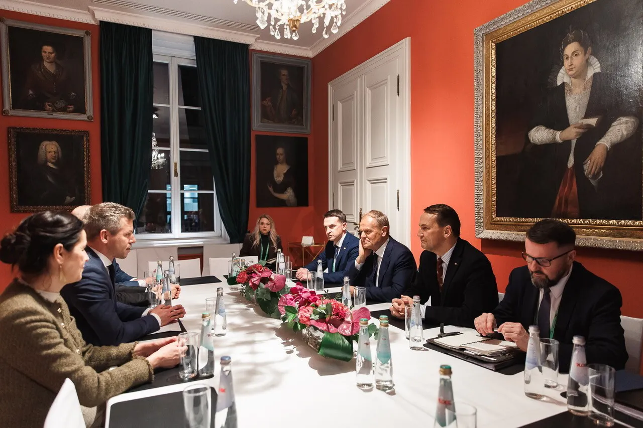 Premier Donald Tusk (3P), wicepremier, minister spraw zagranicznych Radosław Sikorski (2P), rzecznik rządu Adam Szłapka (4P) i lider węgierskiej opozycyjnej TISZY Peter Magyar (2L) podczas spotkania w Monachium. Fot. PAP/KPRM HANDOUT