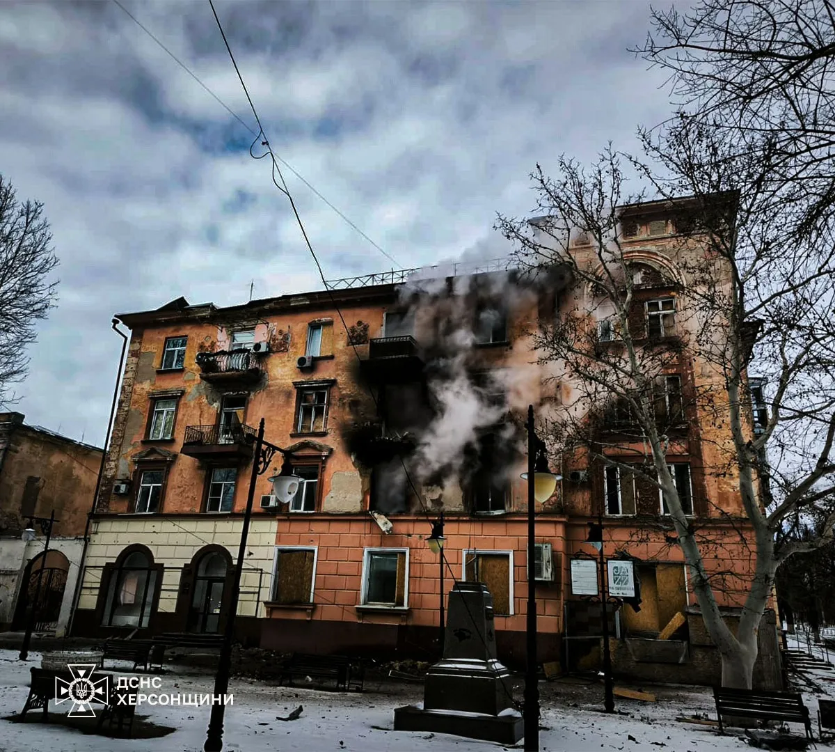 Влучання в багатоквартирний будинок у Харкові. Фотоілюстрація. Fot. Facebook/ДСНС України