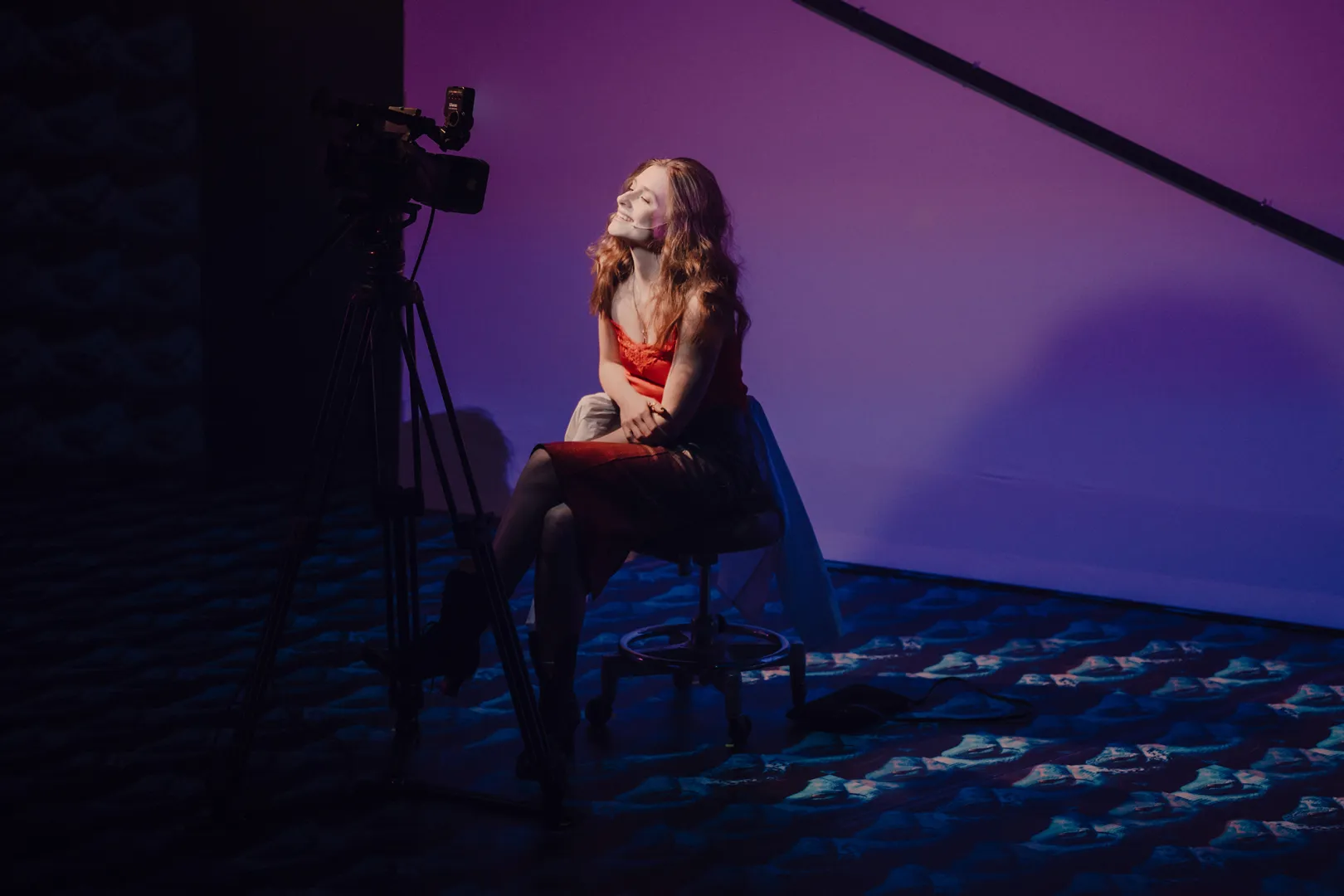 Helena Urbańska podczas próby medialnej spektaklu „Zaklinanie węży w gorące wieczory”. Źródło: Facebook/Teatr Dramatyczny. Fot. Karolina Jóźwiak