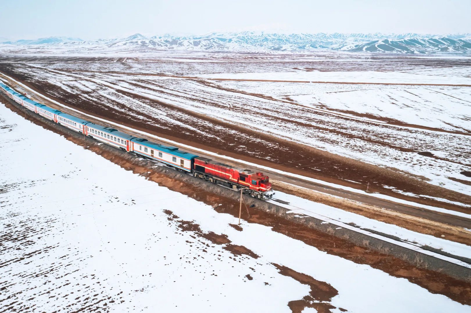 Bardzo utrudniony został ruch zarówno pociągów regionalnych, jak i tych dużych prędkości. Fot. adobe Stock/ thehakanarslan (zdjęcie ilustracyjne)