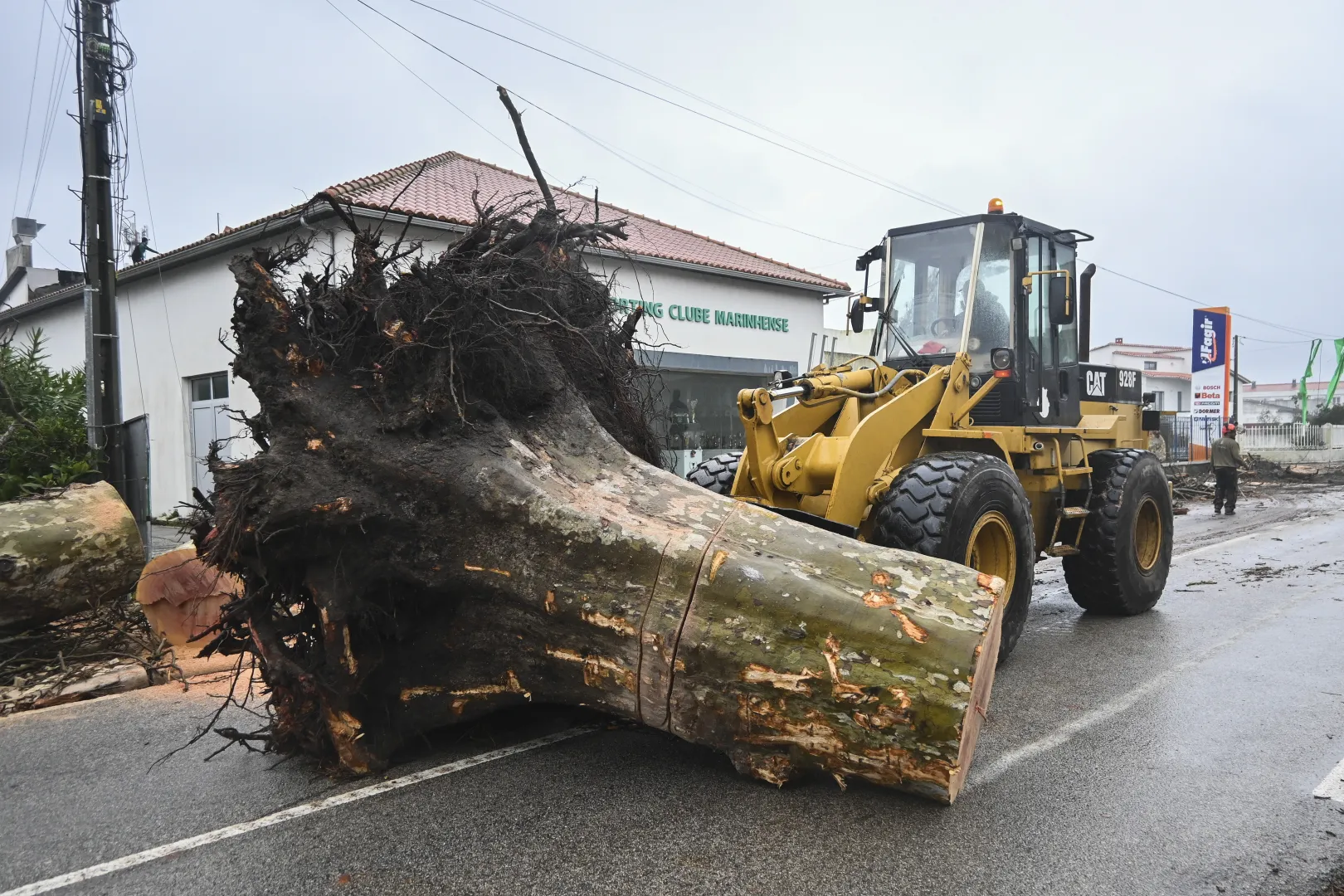 Usuwanie zniszczeń po przejściu orkanu w Portugalii. Fot. PAP/EPA/Carlos Barroso 
