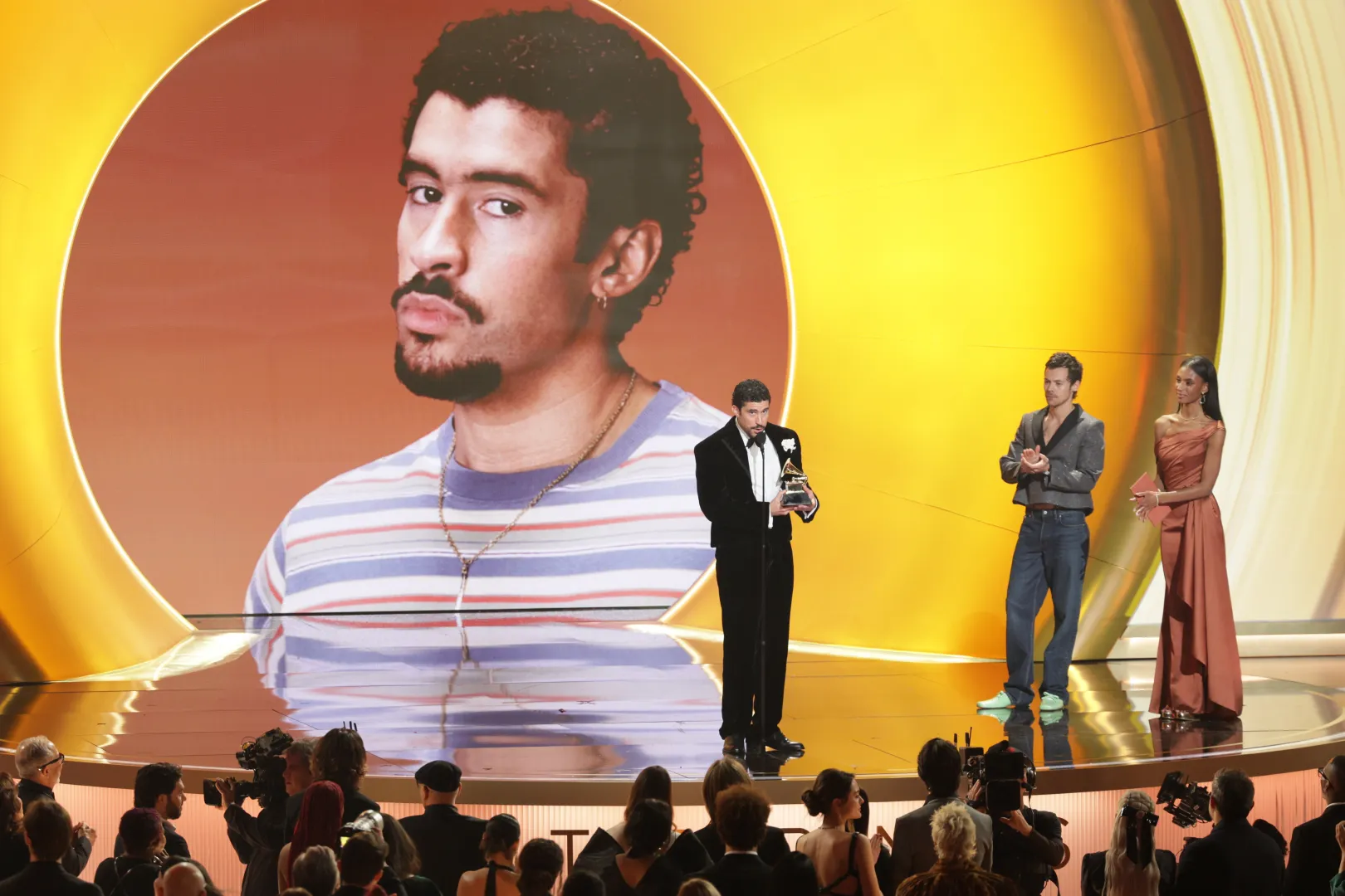 Bad Bunny odbiera nagrodę za najlepszy album roku podczas 68. ceremonii wręczenia nagród Grammy. Fot. PAP/EPA/CHRIS TORRES