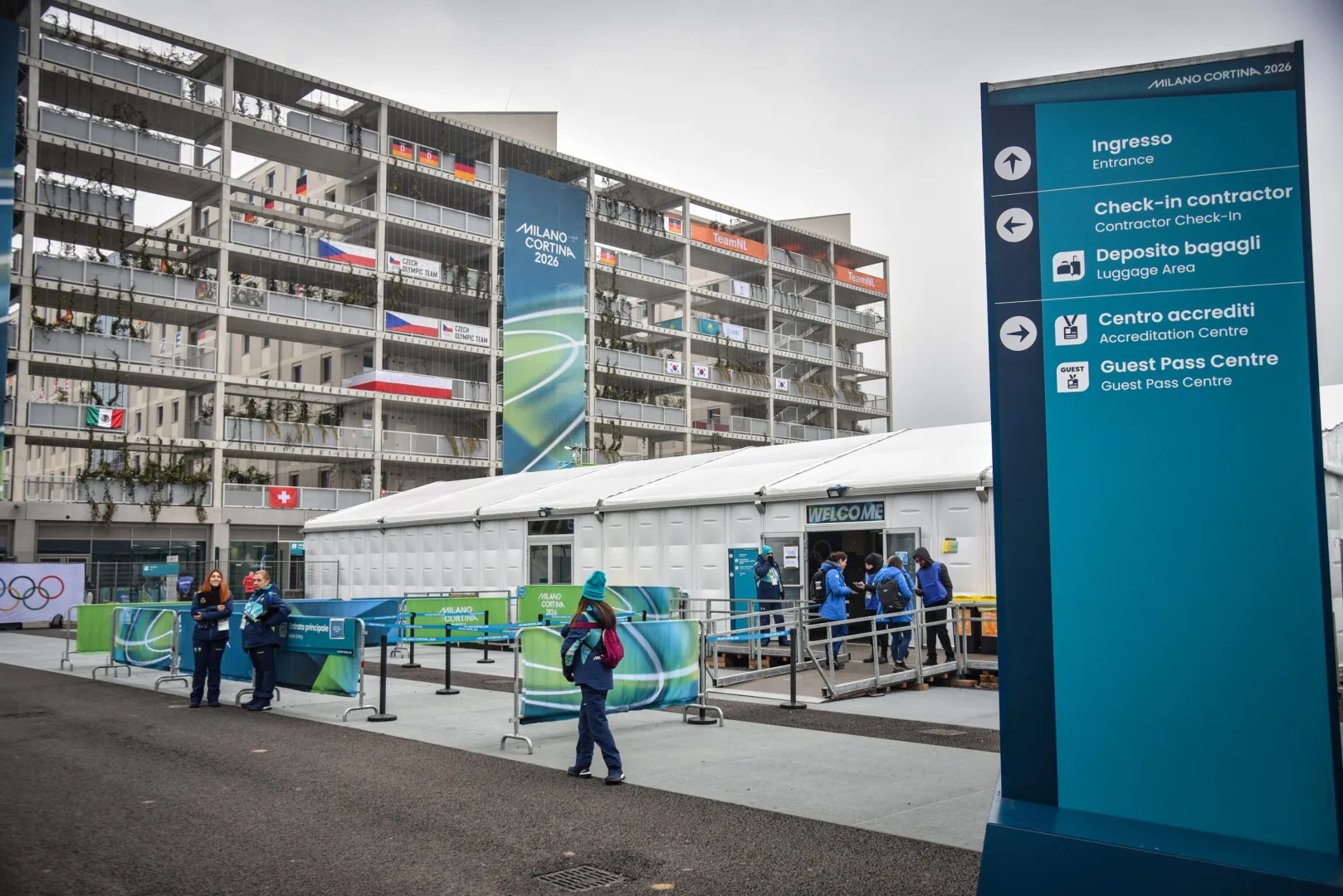 Wioska olimpijska w Mediolanie. Fot. EPA/MATTEO CORNER