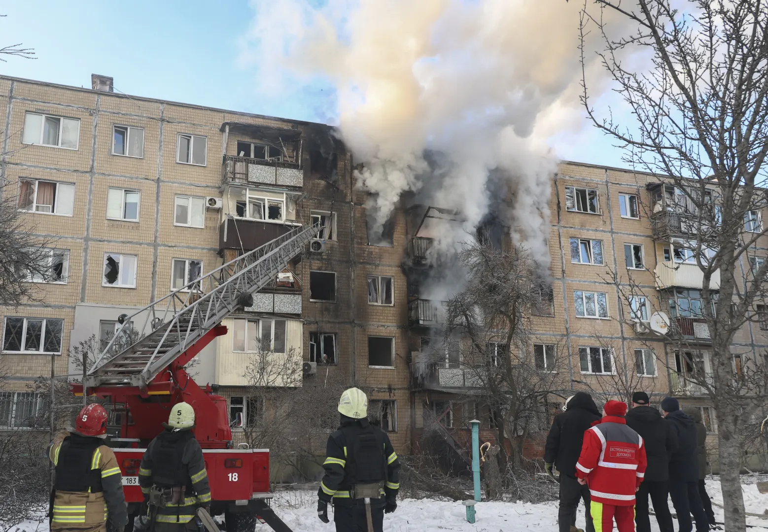 Pod zmasowanym atakiem znalazł się także Charków. Fot. PAP/PAP/EPA/SERGEY KOZLOV