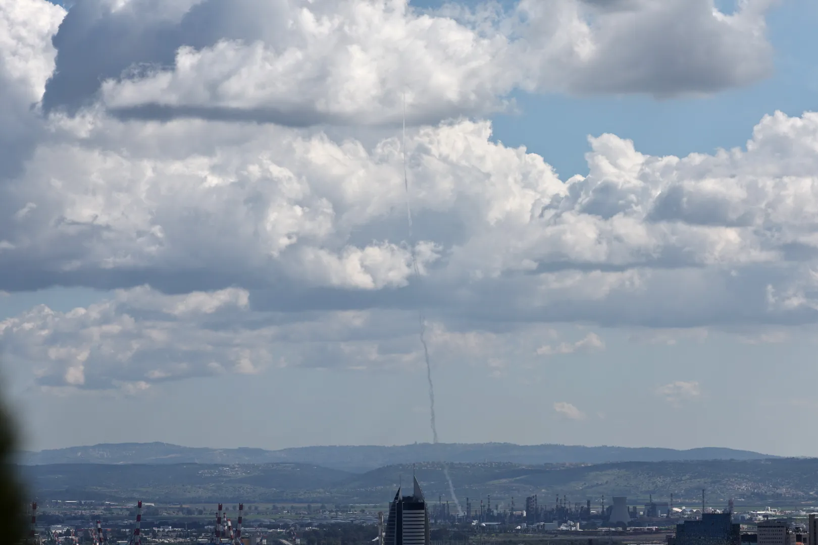 Irańskie pociski uderzają w Haifę, Izrael. Fot. PAP/EPA/ATEF SAFADI