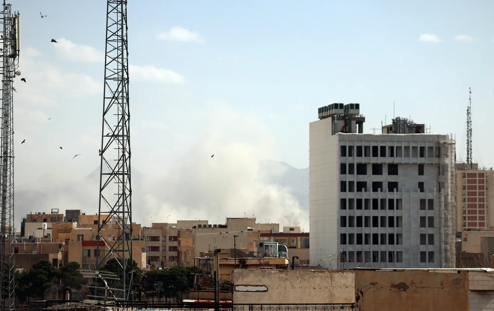 Dym unoszący się nad Teheranem po izraelskim ataku rakietowym. Fot. PAP/EPA/ABEDIN TAHERKENAREH 
